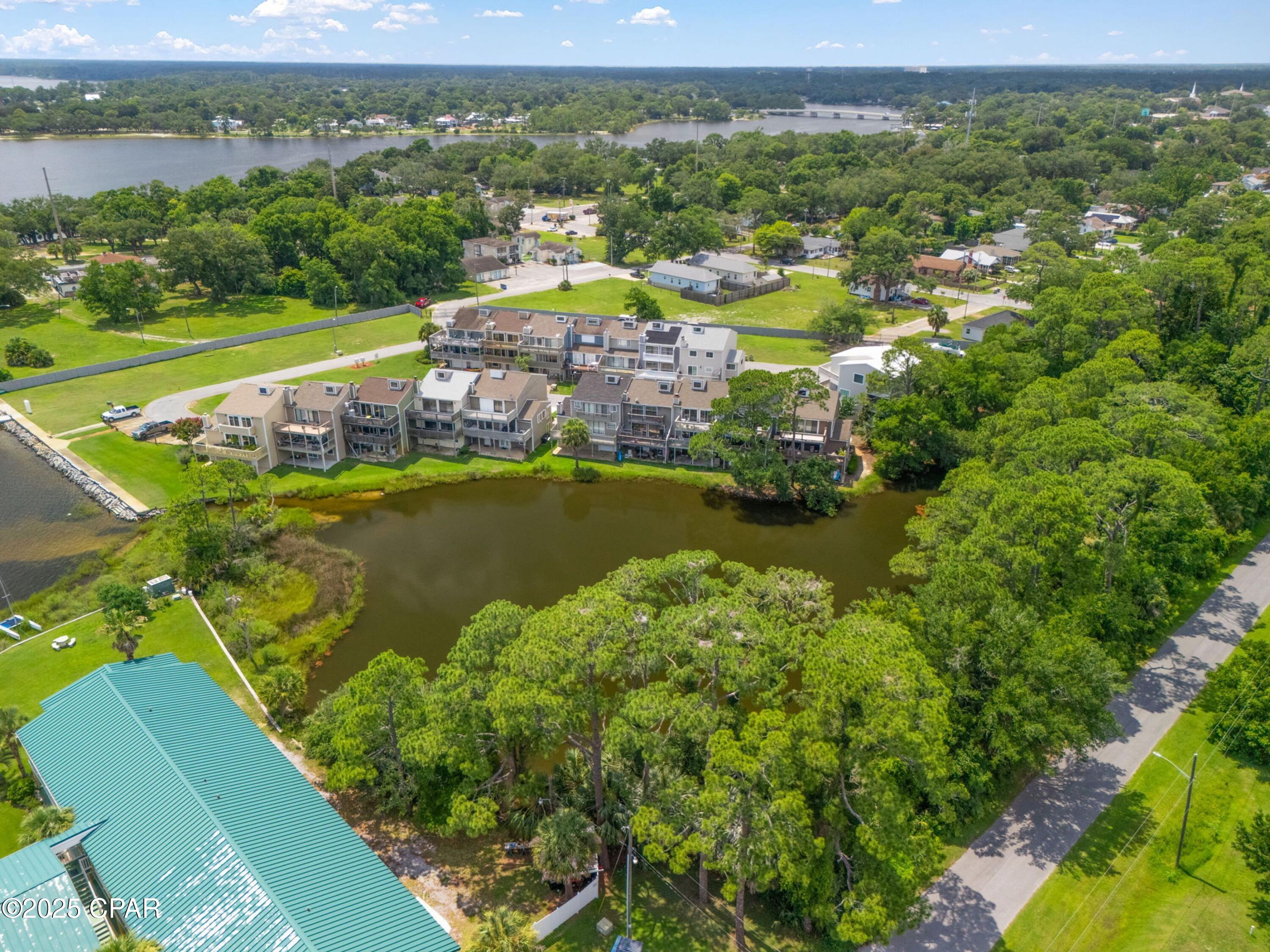 Listing photo id 10 for 612 1st Street