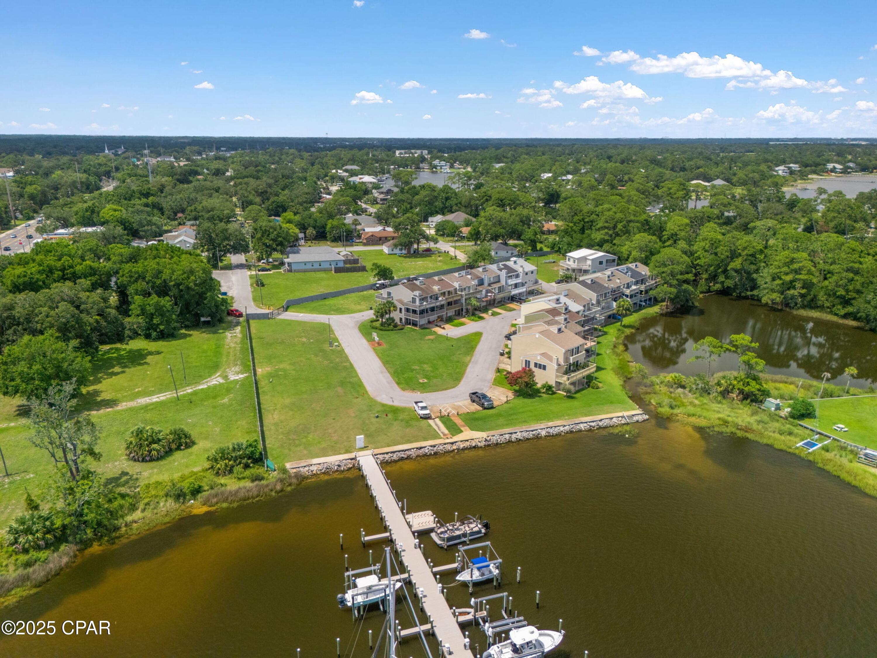 Listing photo id 8 for 612 1st Street