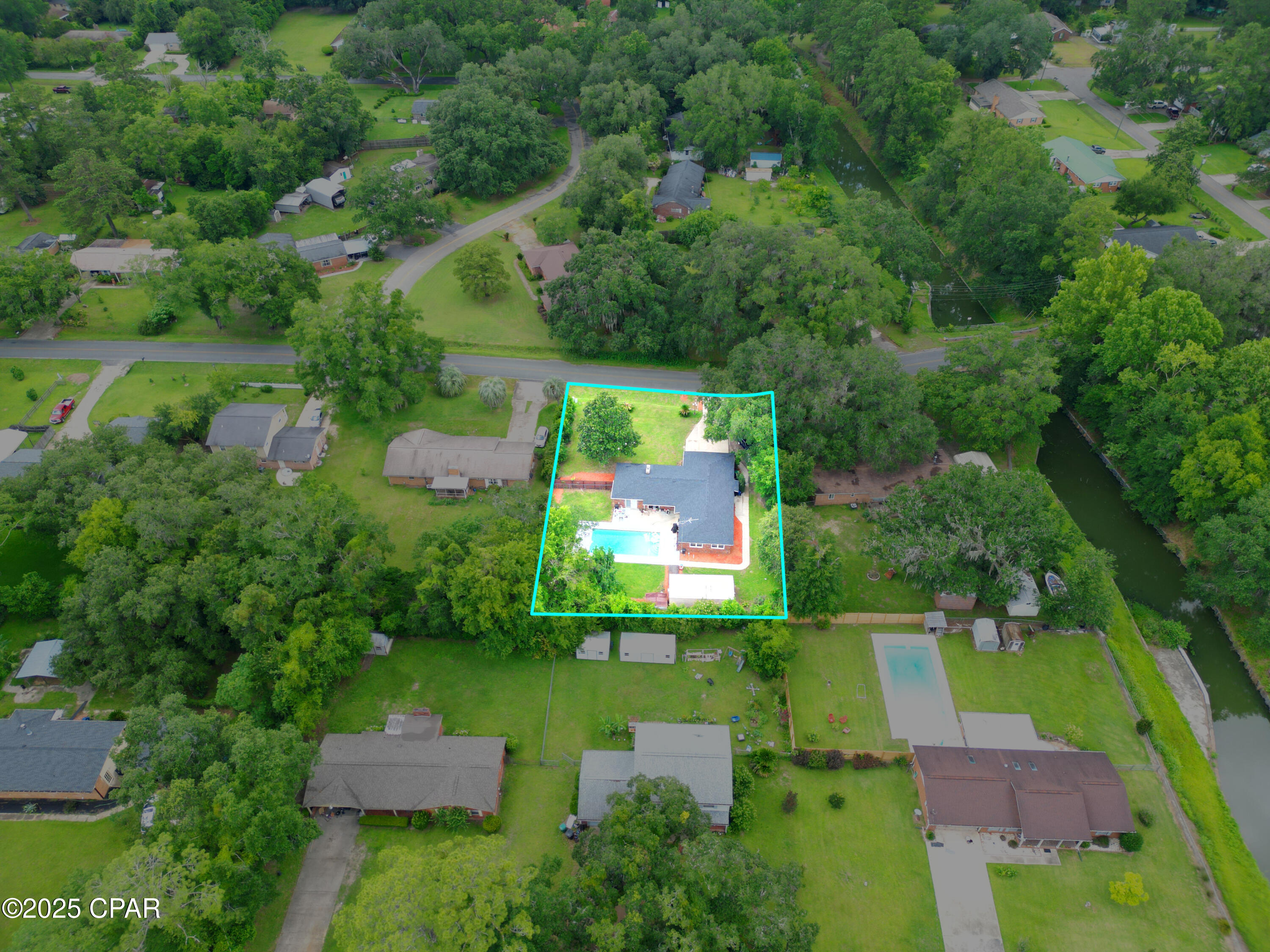 Listing photo id 10 for 2025 Shady Oaks Drive