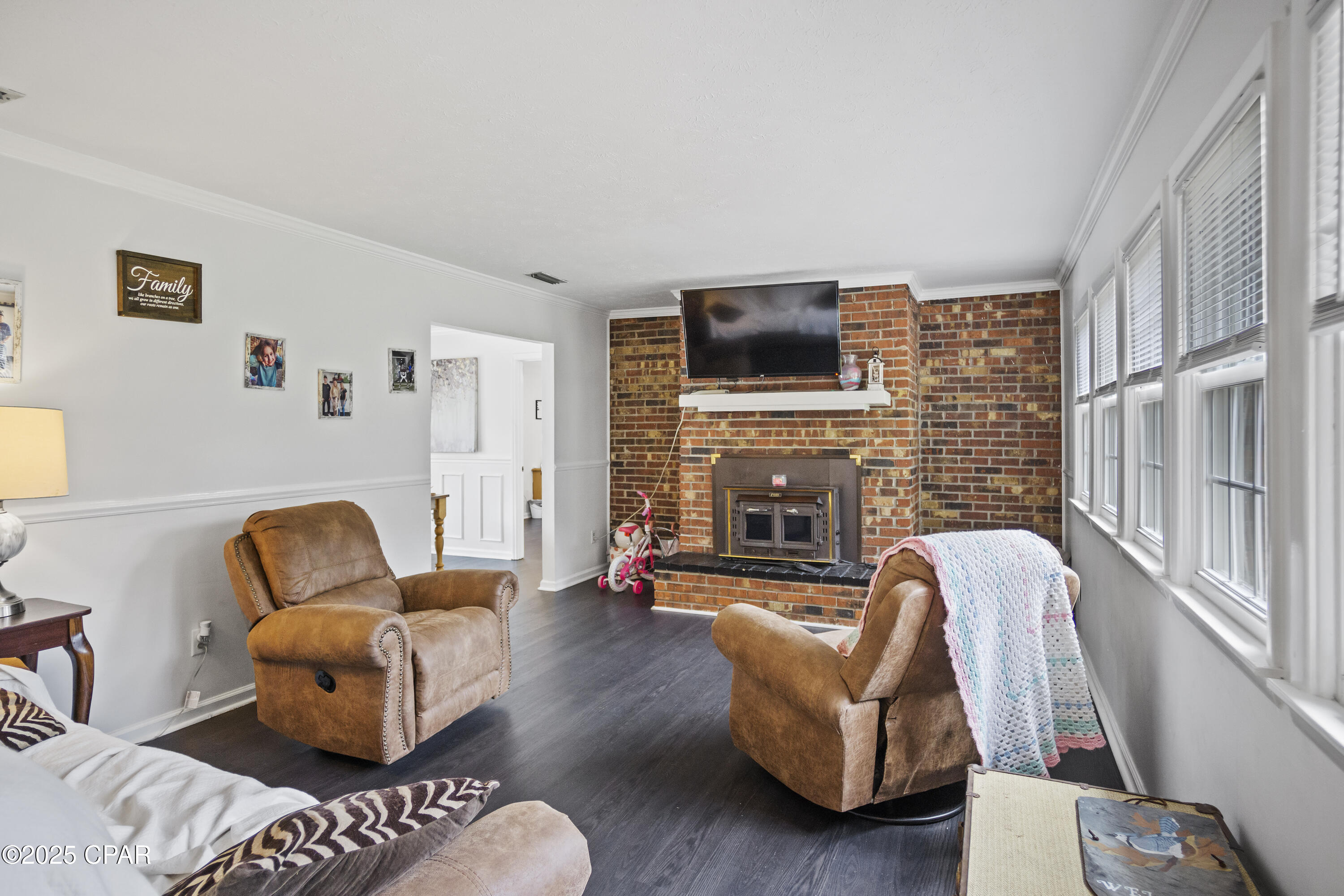 Listing photo id 12 for 2025 Shady Oaks Drive