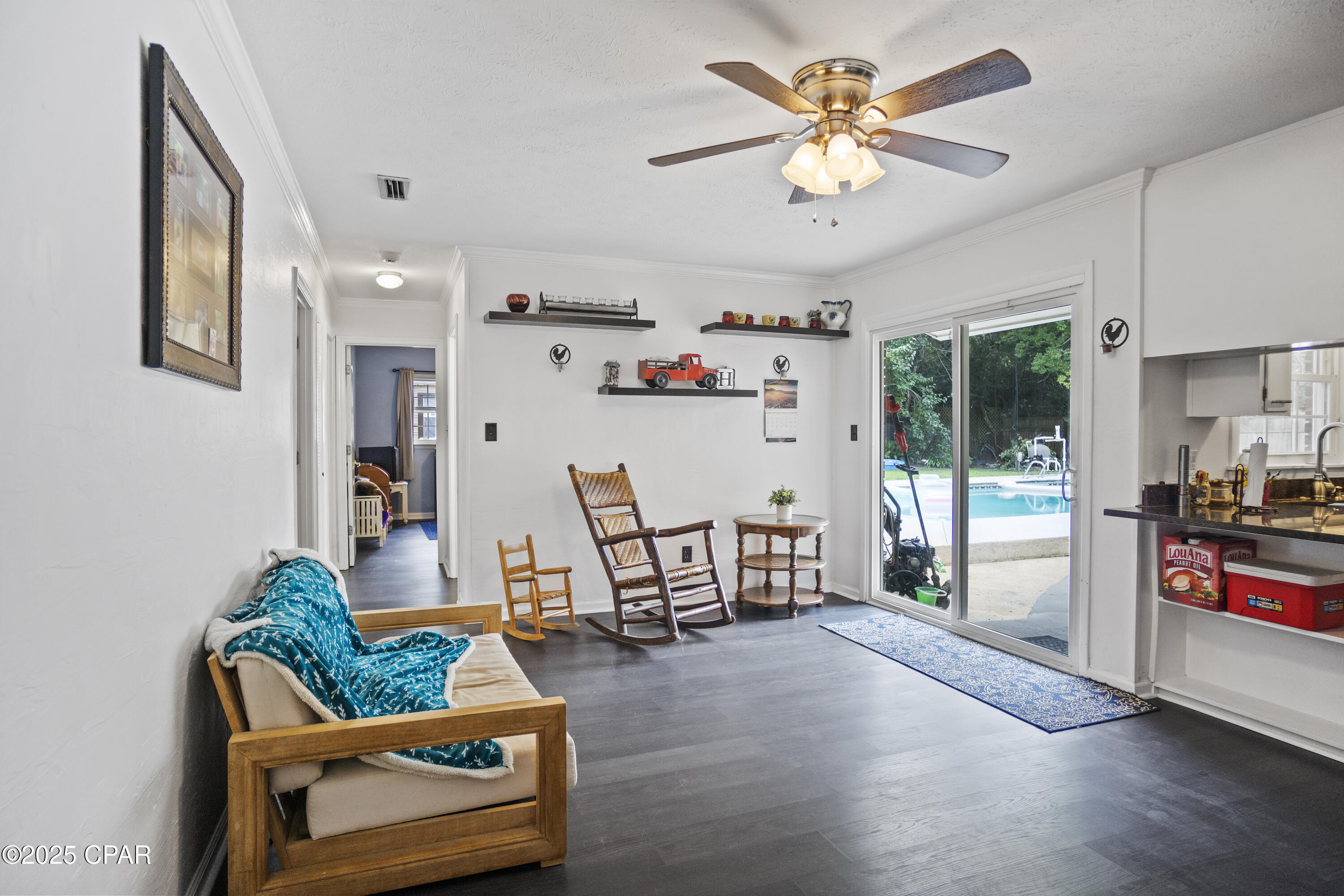 Listing photo id 13 for 2025 Shady Oaks Drive