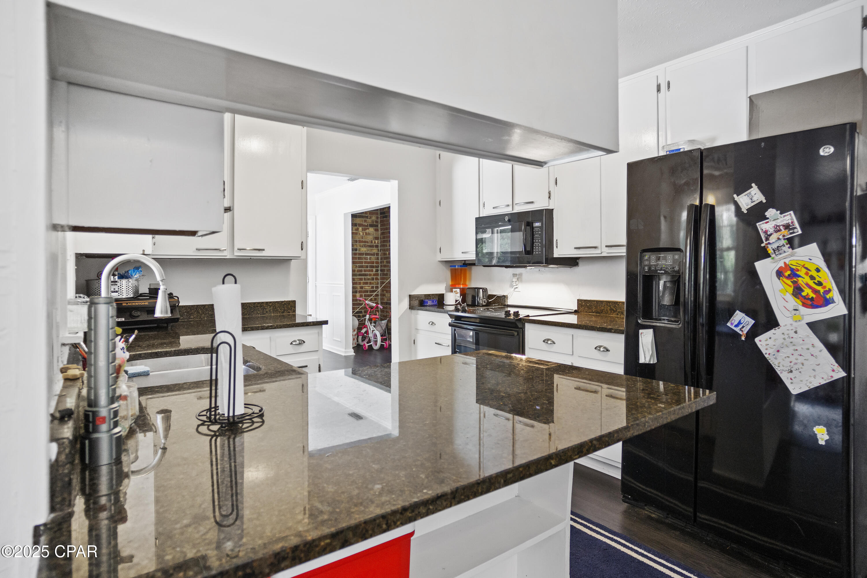 Listing photo id 14 for 2025 Shady Oaks Drive