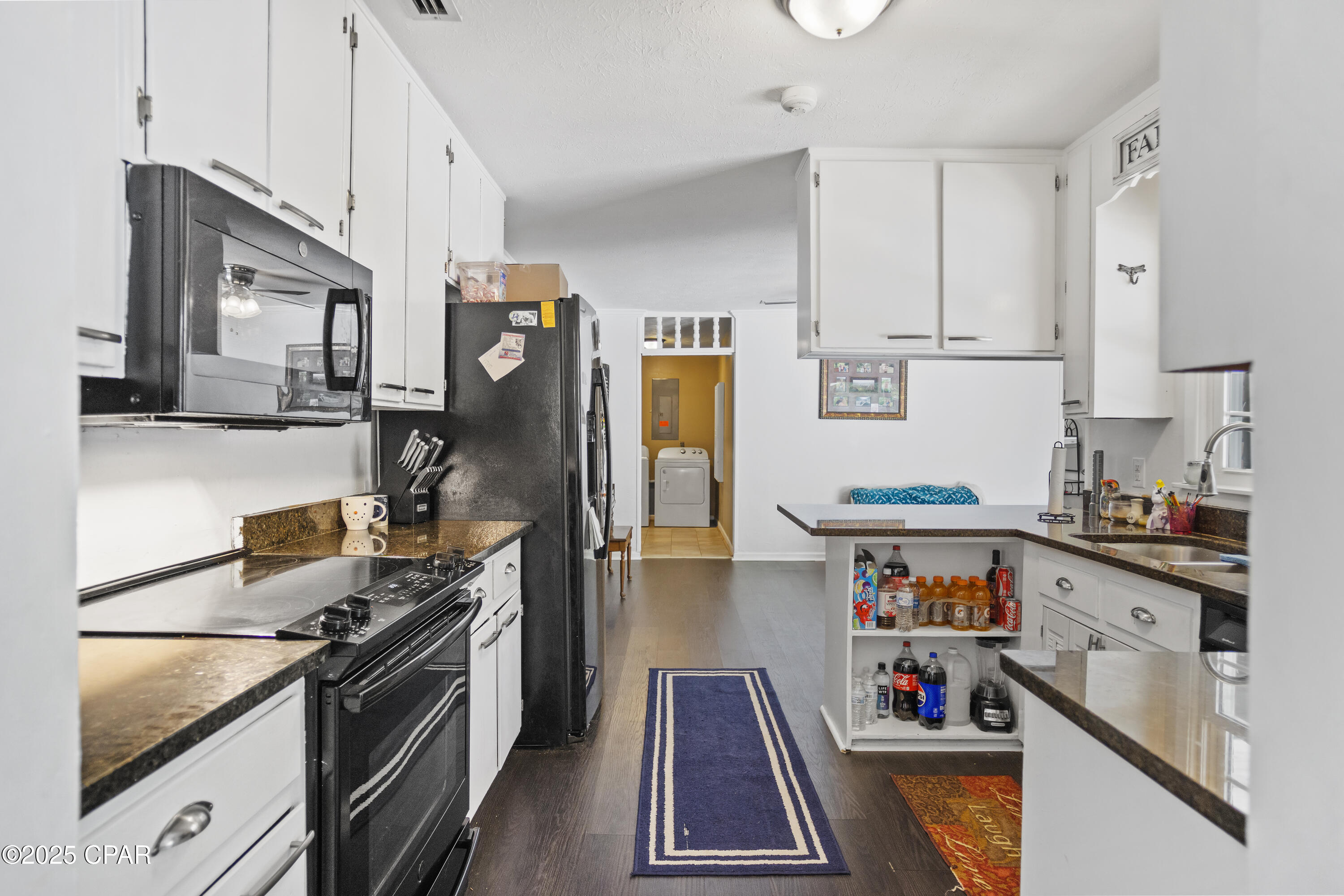 Listing photo id 16 for 2025 Shady Oaks Drive