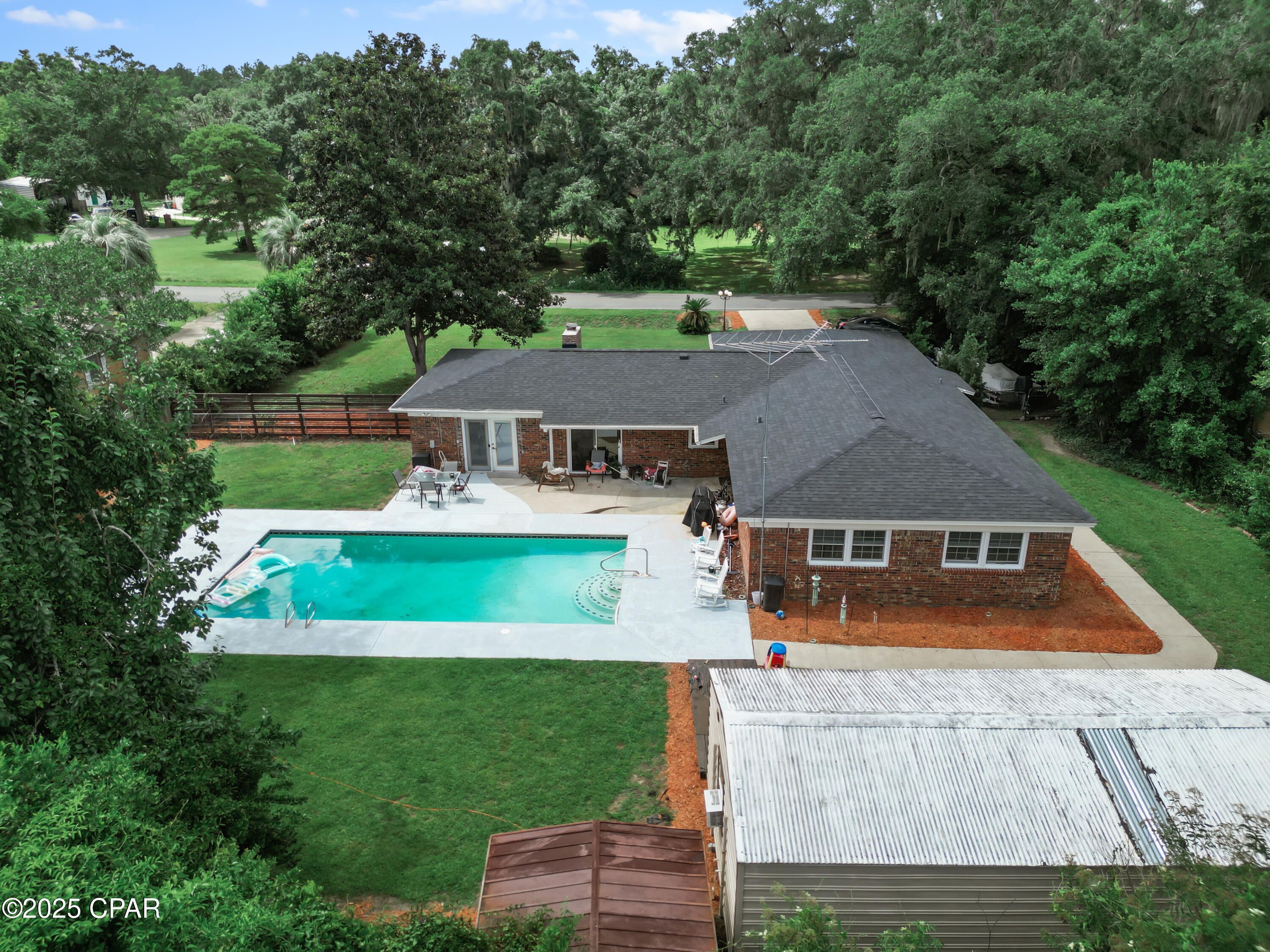 Listing photo id 2 for 2025 Shady Oaks Drive