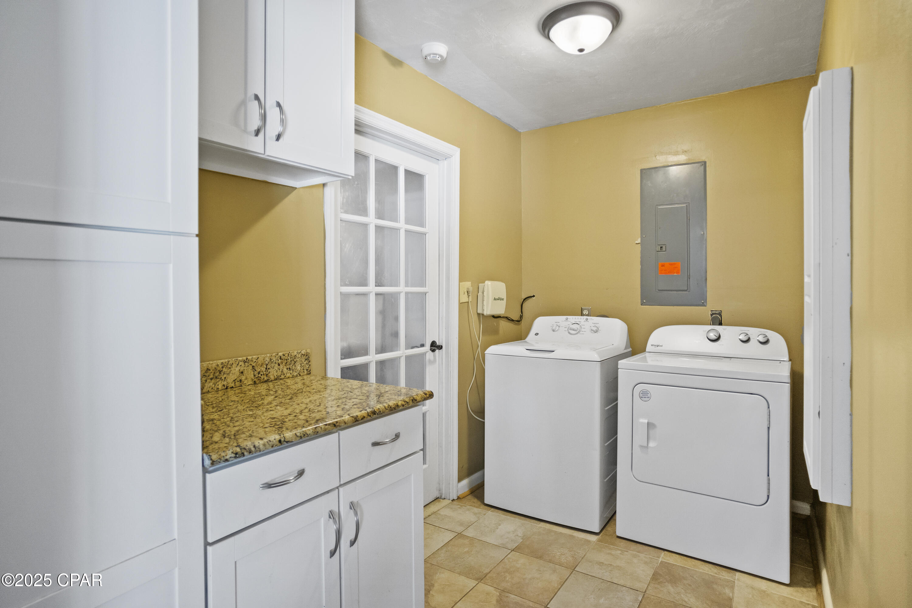 Listing photo id 24 for 2025 Shady Oaks Drive