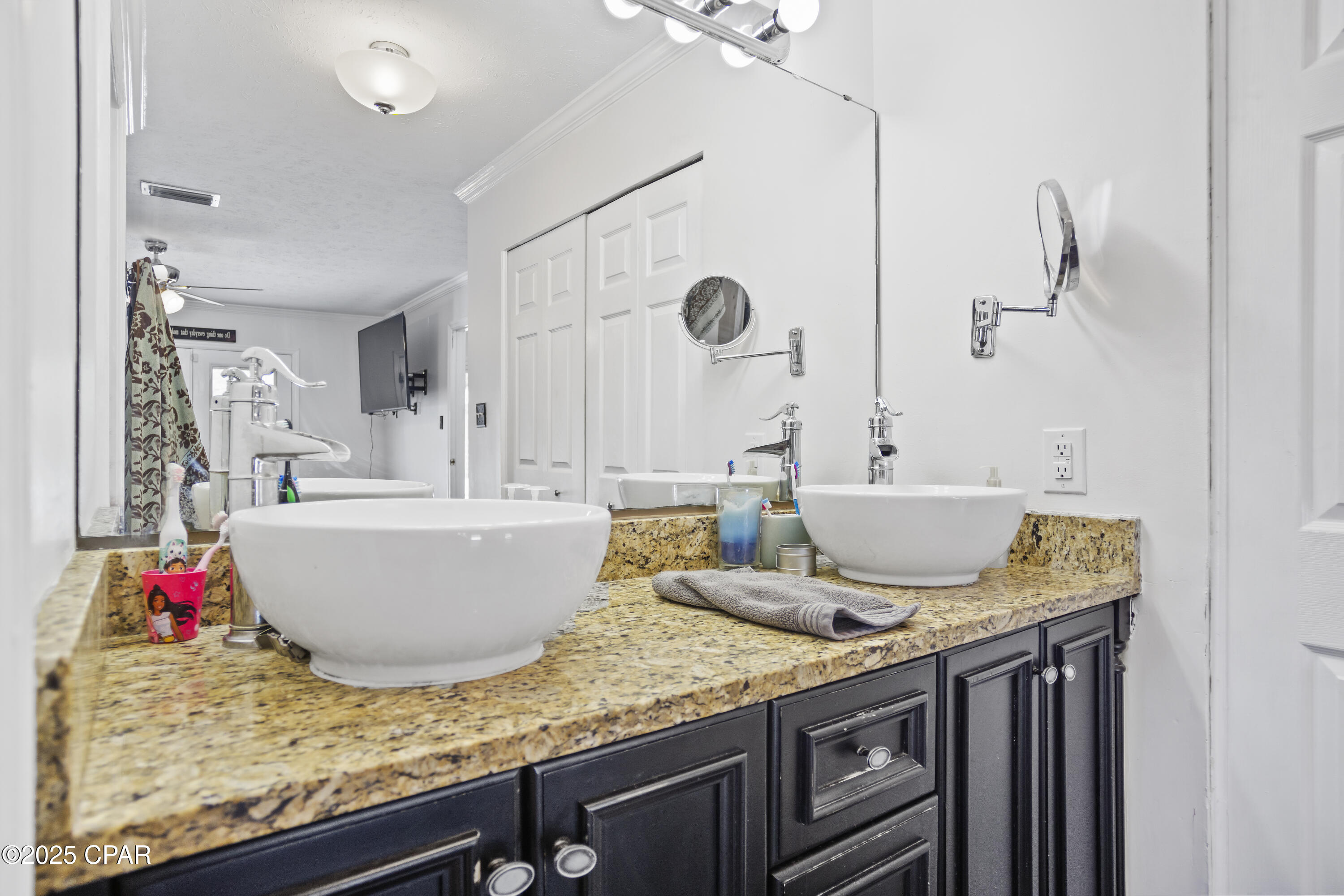 Listing photo id 26 for 2025 Shady Oaks Drive