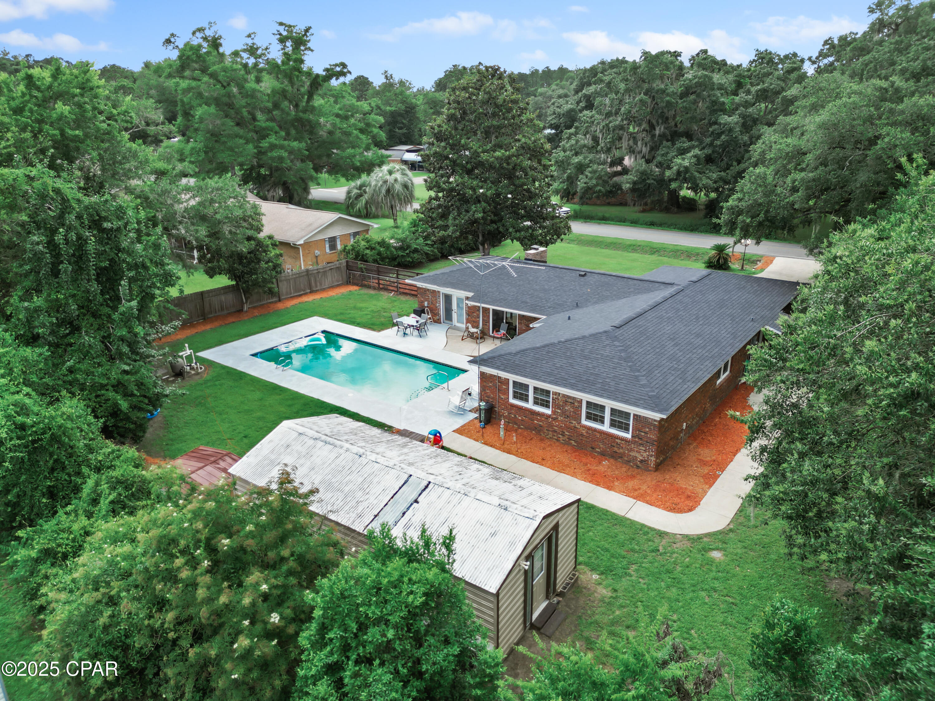 Listing photo id 3 for 2025 Shady Oaks Drive