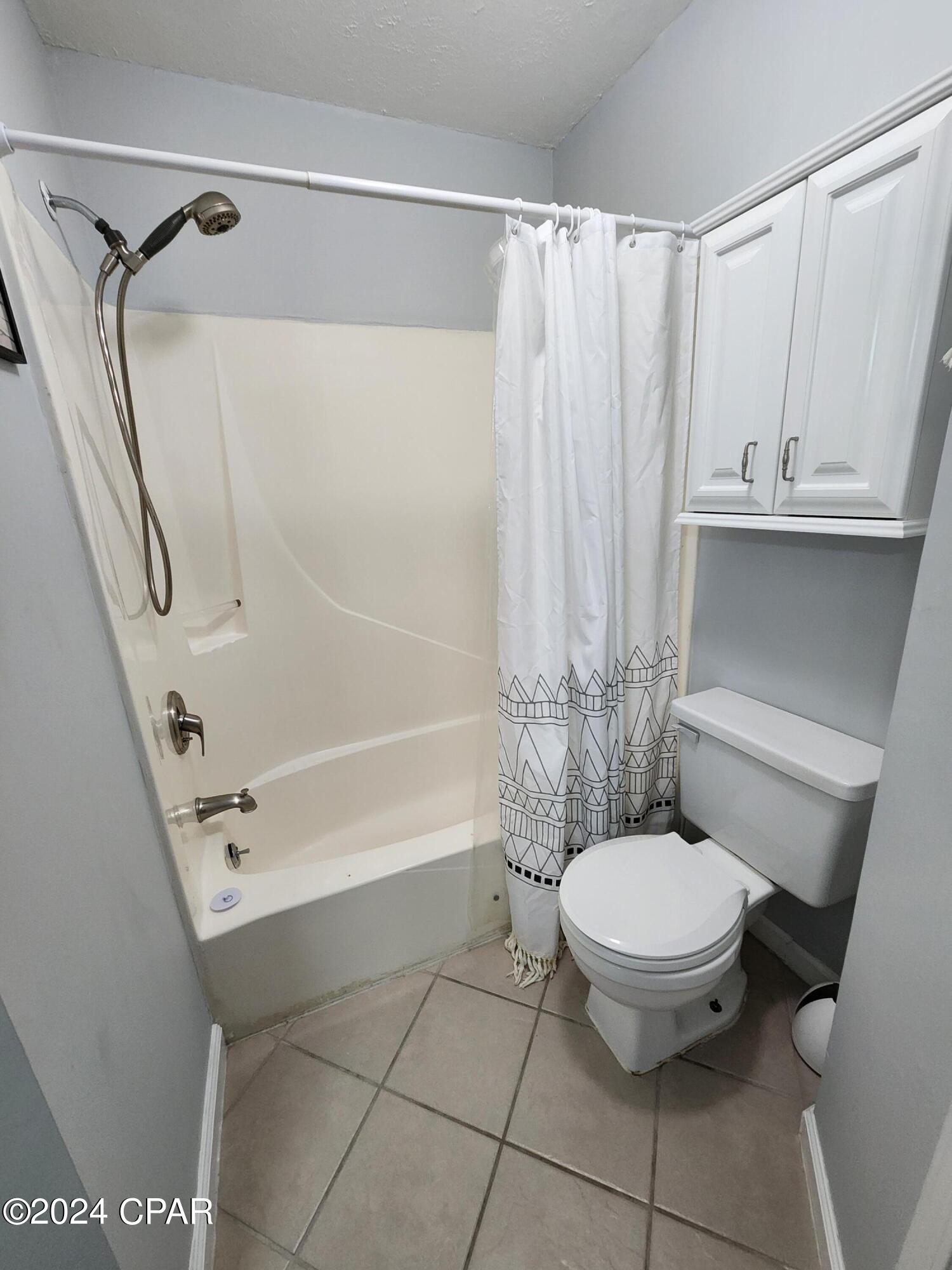 Listing photo id 14 for 4114 Holiday Drive 6