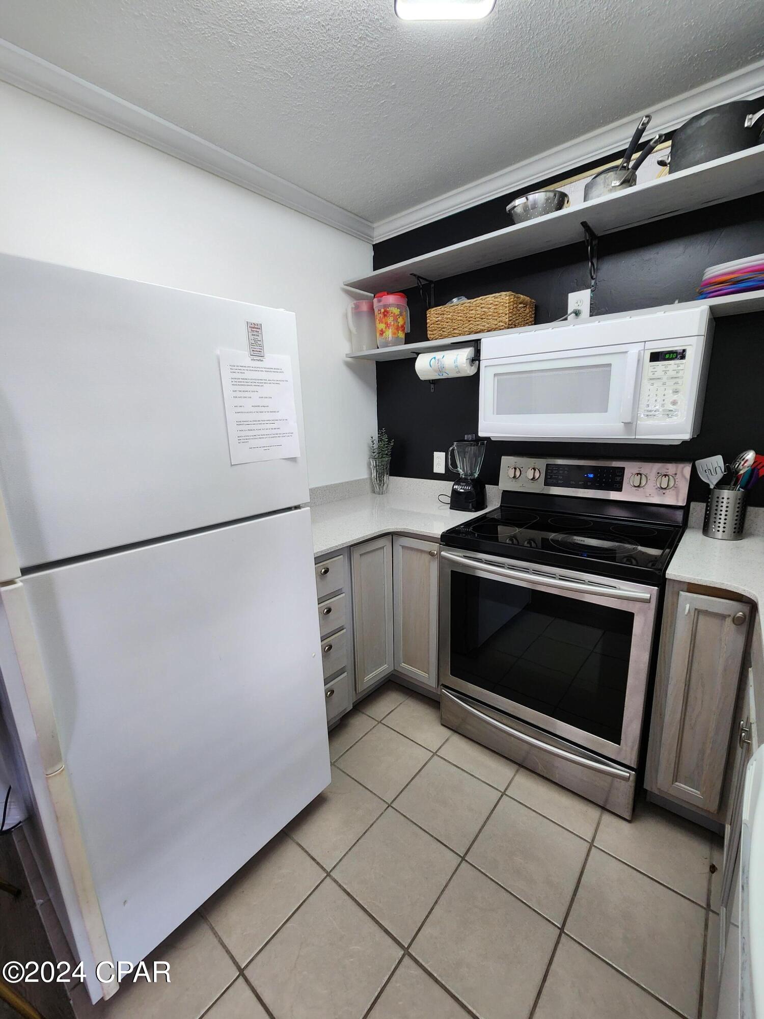Listing photo id 4 for 4114 Holiday Drive 6