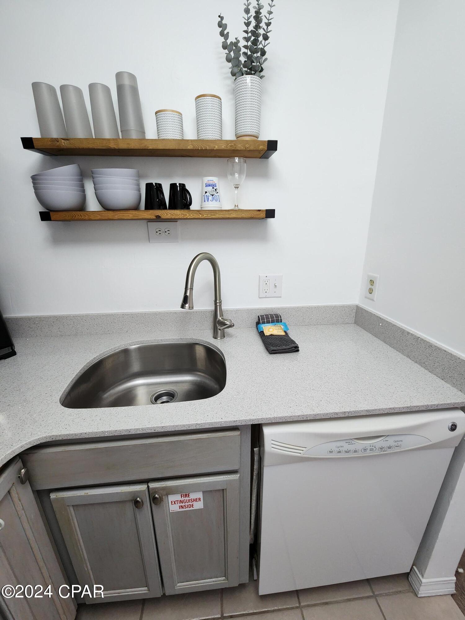 Listing photo id 5 for 4114 Holiday Drive 6