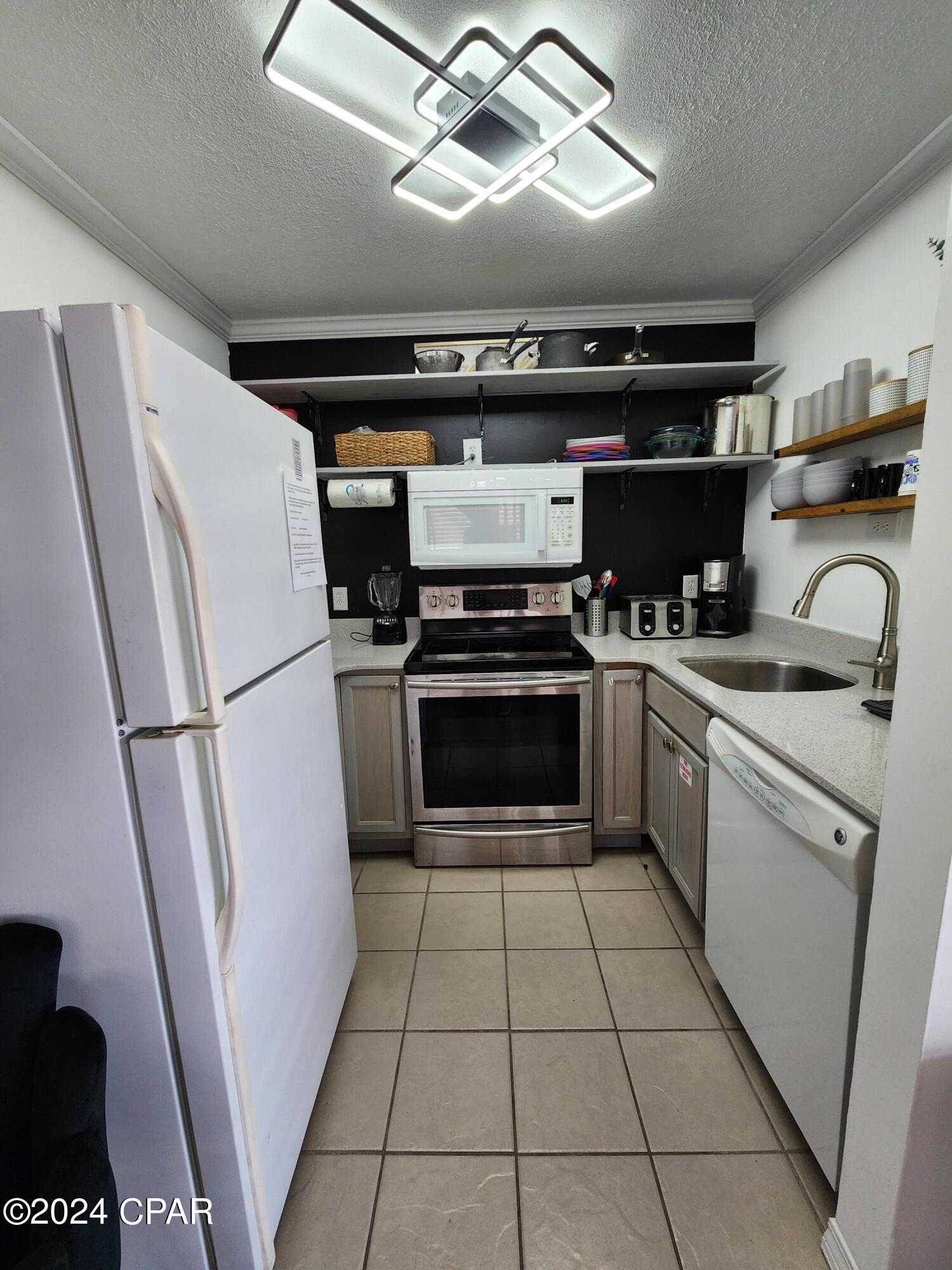Listing photo id 6 for 4114 Holiday Drive 6