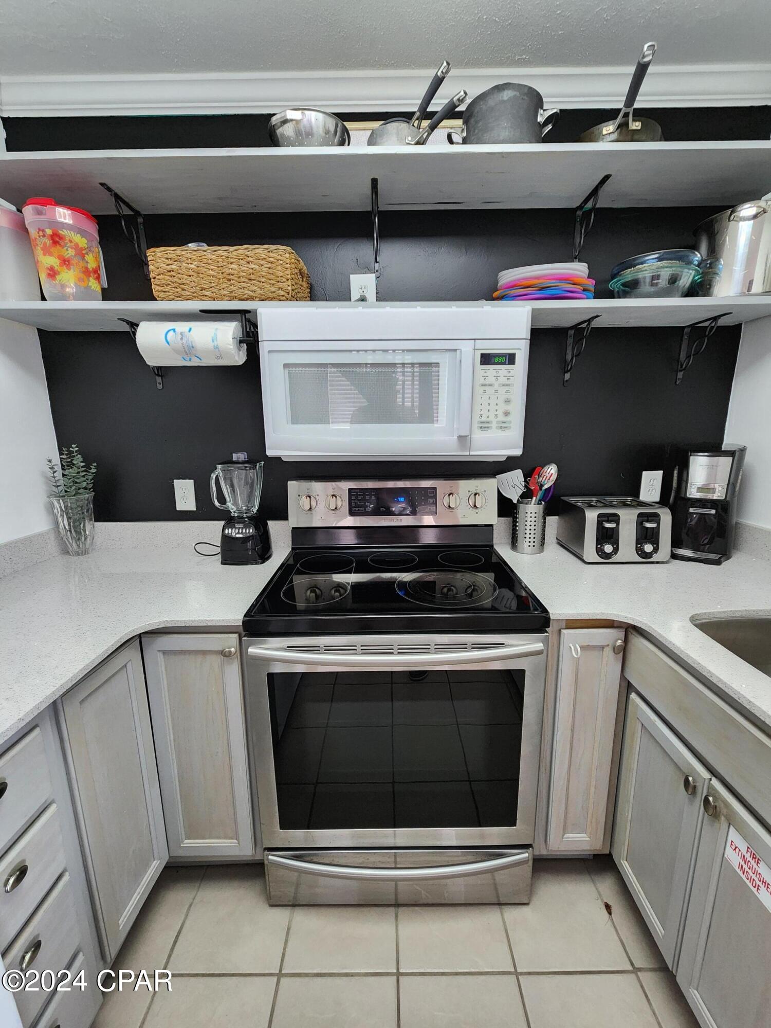 Listing photo id 7 for 4114 Holiday Drive 6