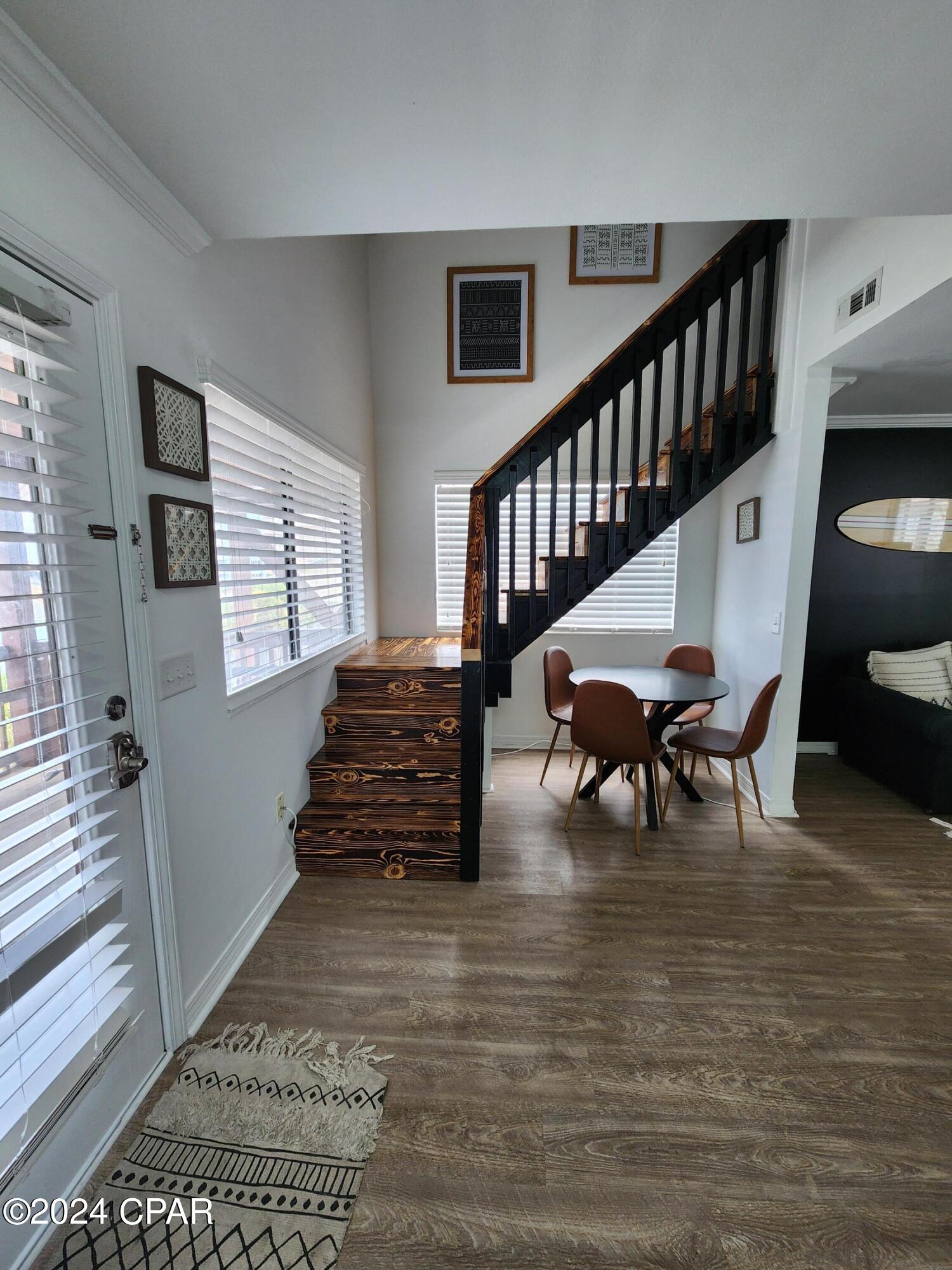 Listing photo id 8 for 4114 Holiday Drive 6