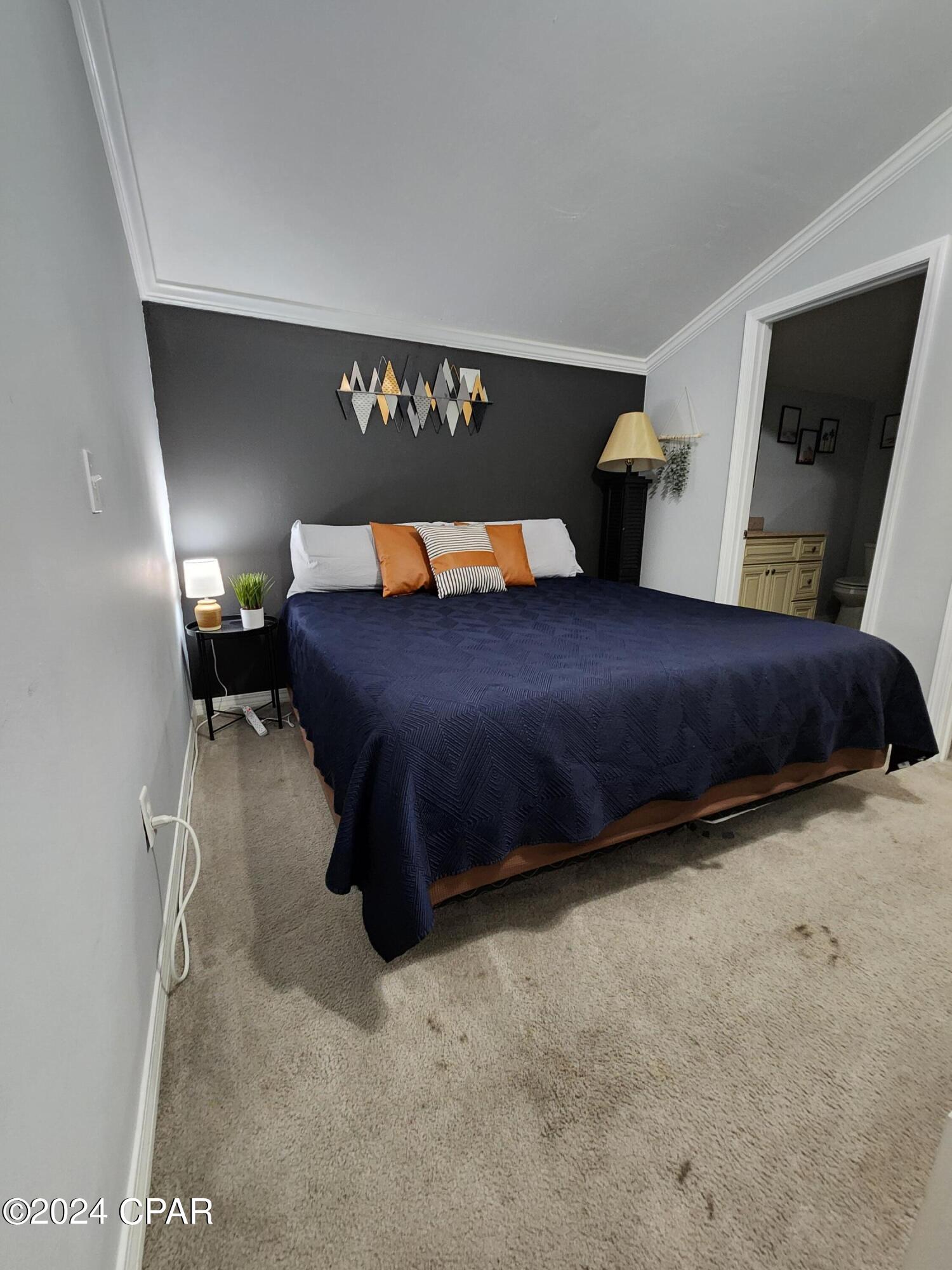 Listing photo id 9 for 4114 Holiday Drive 6
