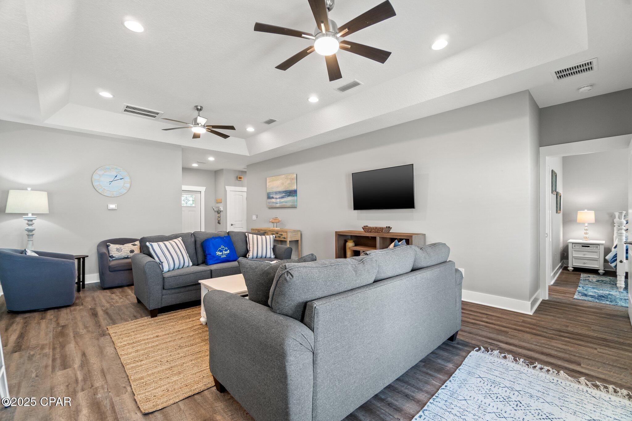 Image 13 For 529 Christmas Tree Lane