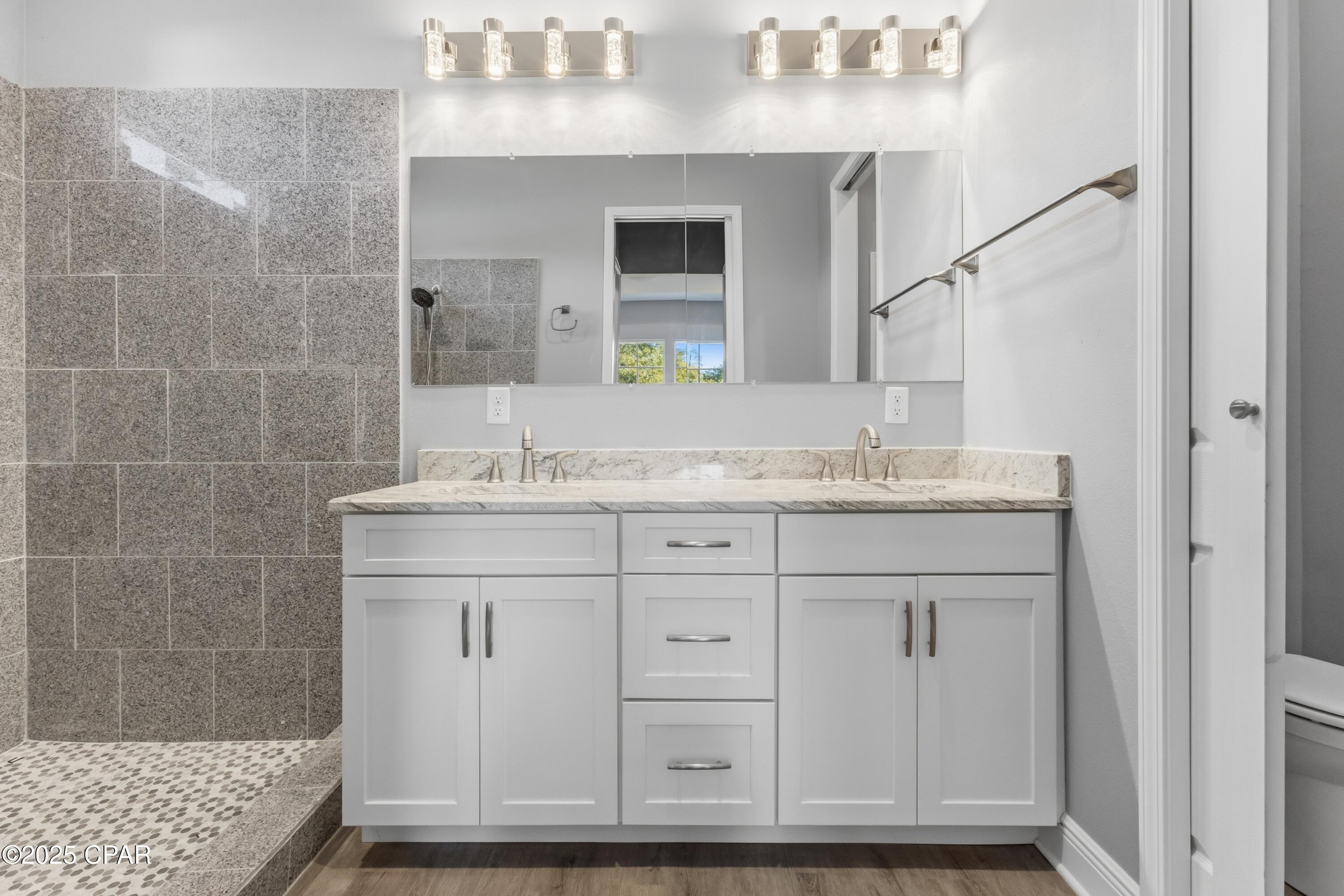 Image 11 For 2445 Mercedes Avenue