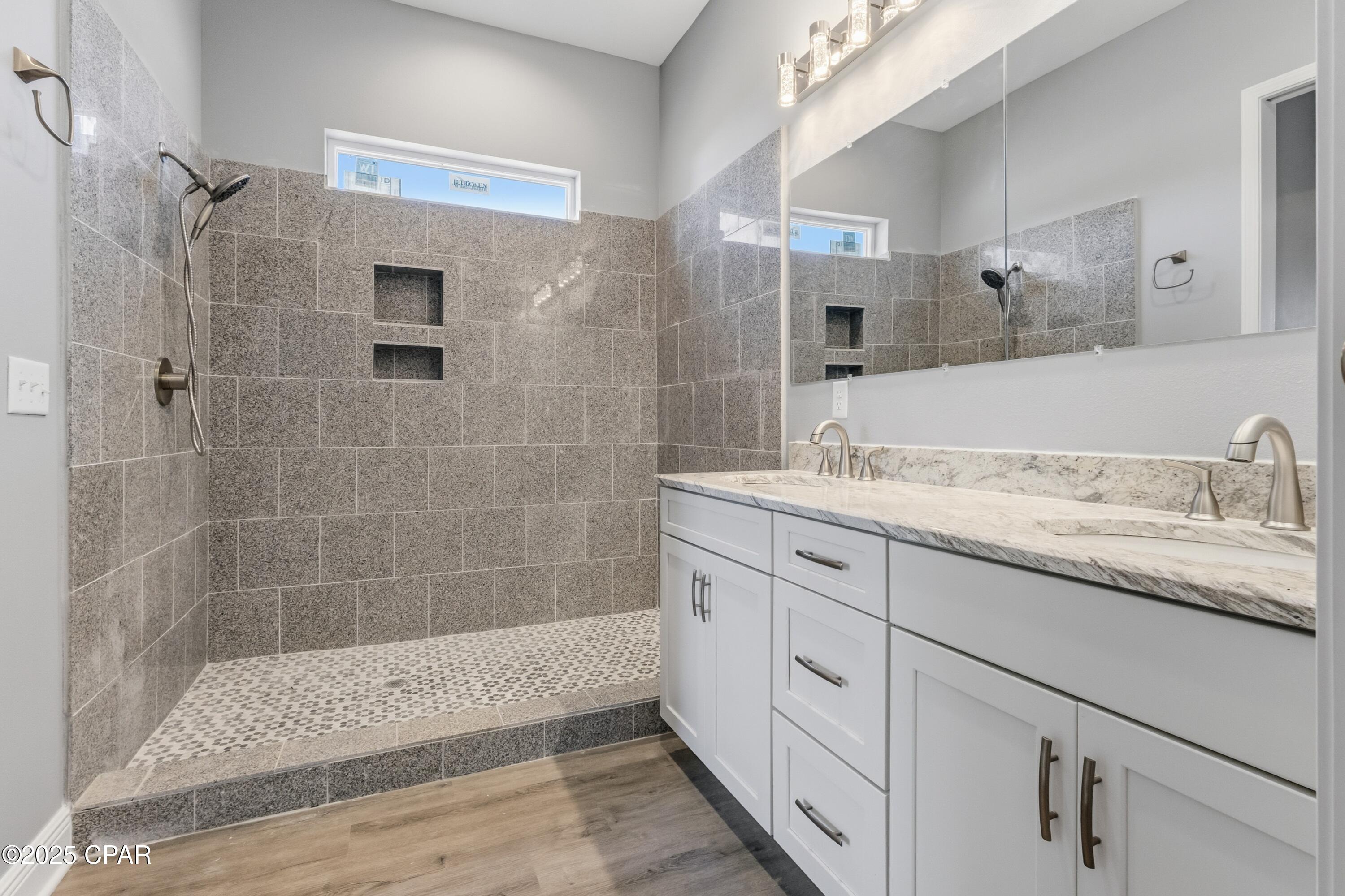 Image 12 For 2445 Mercedes Avenue