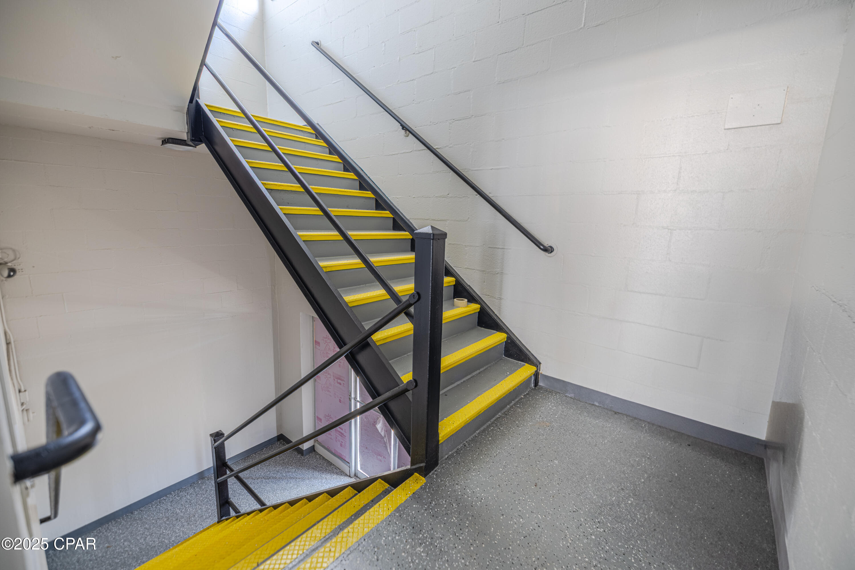 Listing photo id 32 for 551 Harrison Avenue