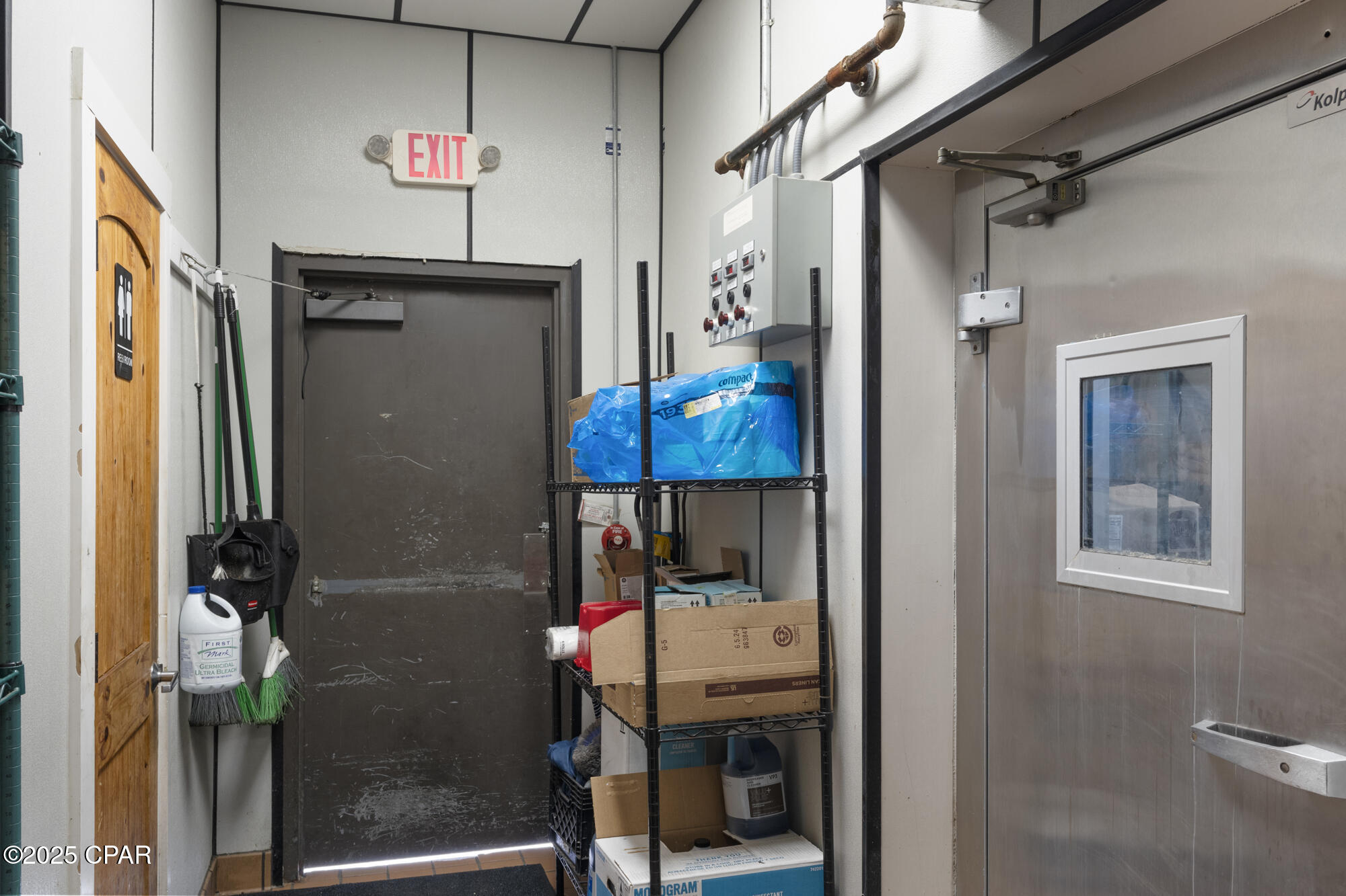 Listing photo id 38 for 10031 Hutchison Boulevard