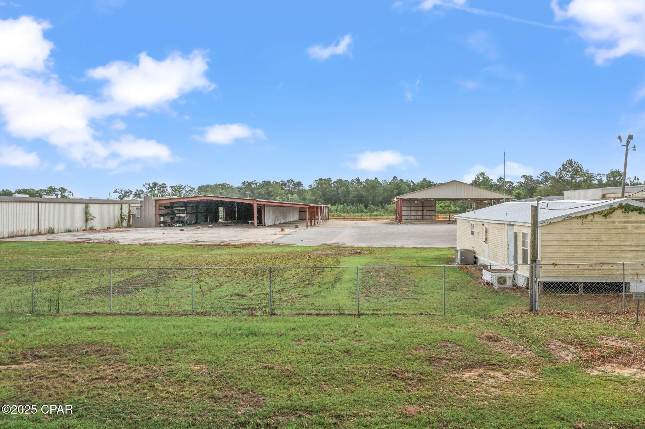 Listing photo id 5 for 963 Industrial Drive