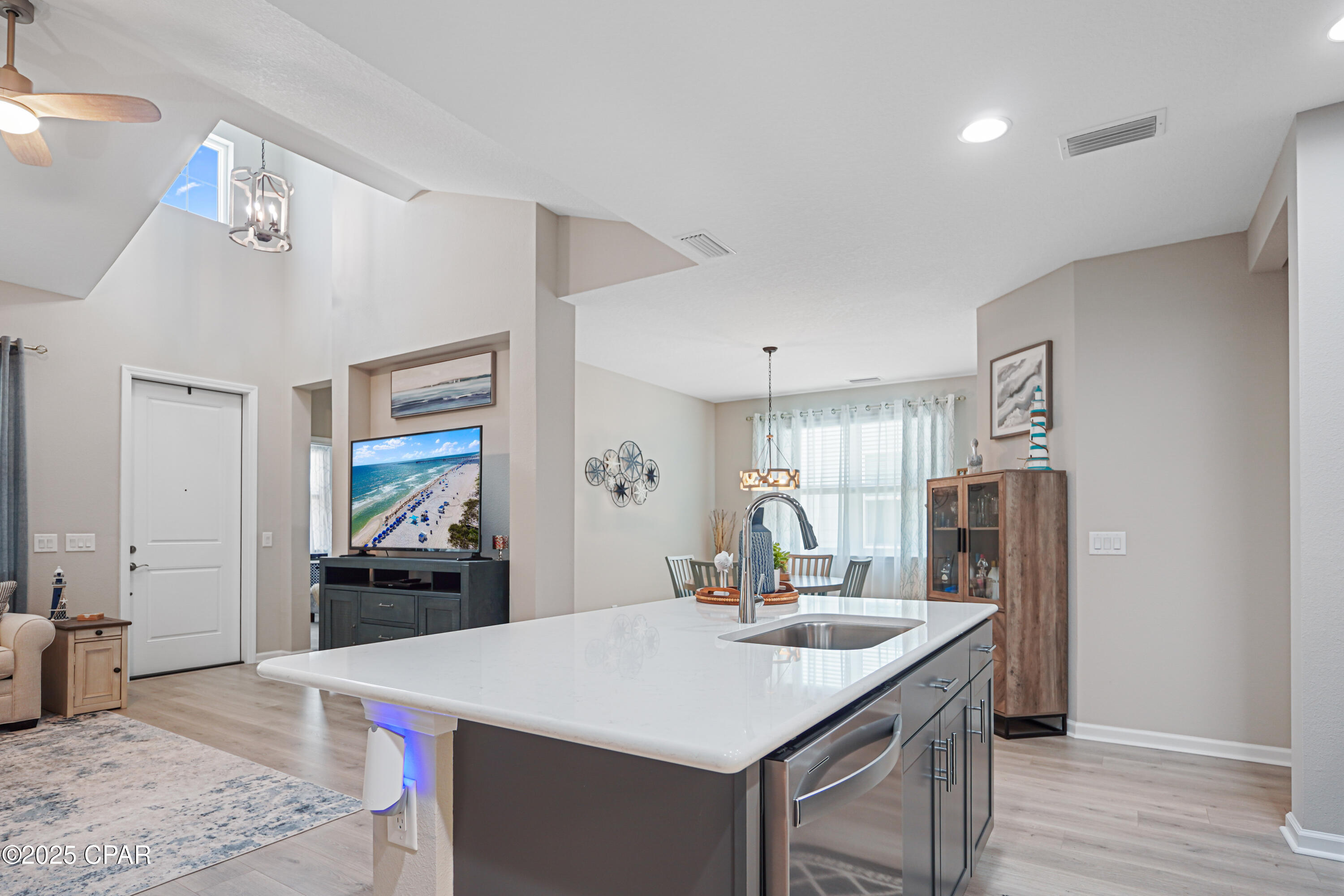 Image 8 For 8532 Dreams Float Court