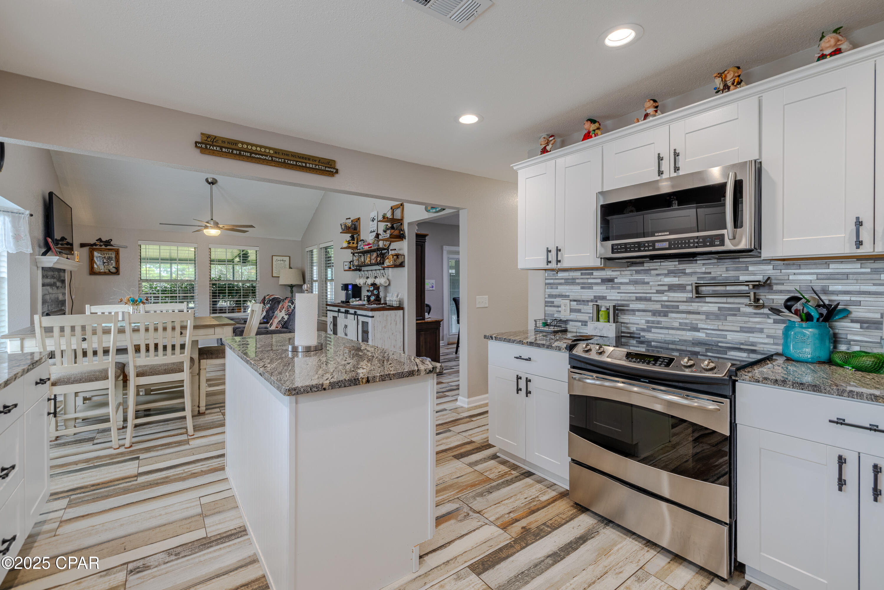 Listing photo id 6 for 702 Plantation Circle
