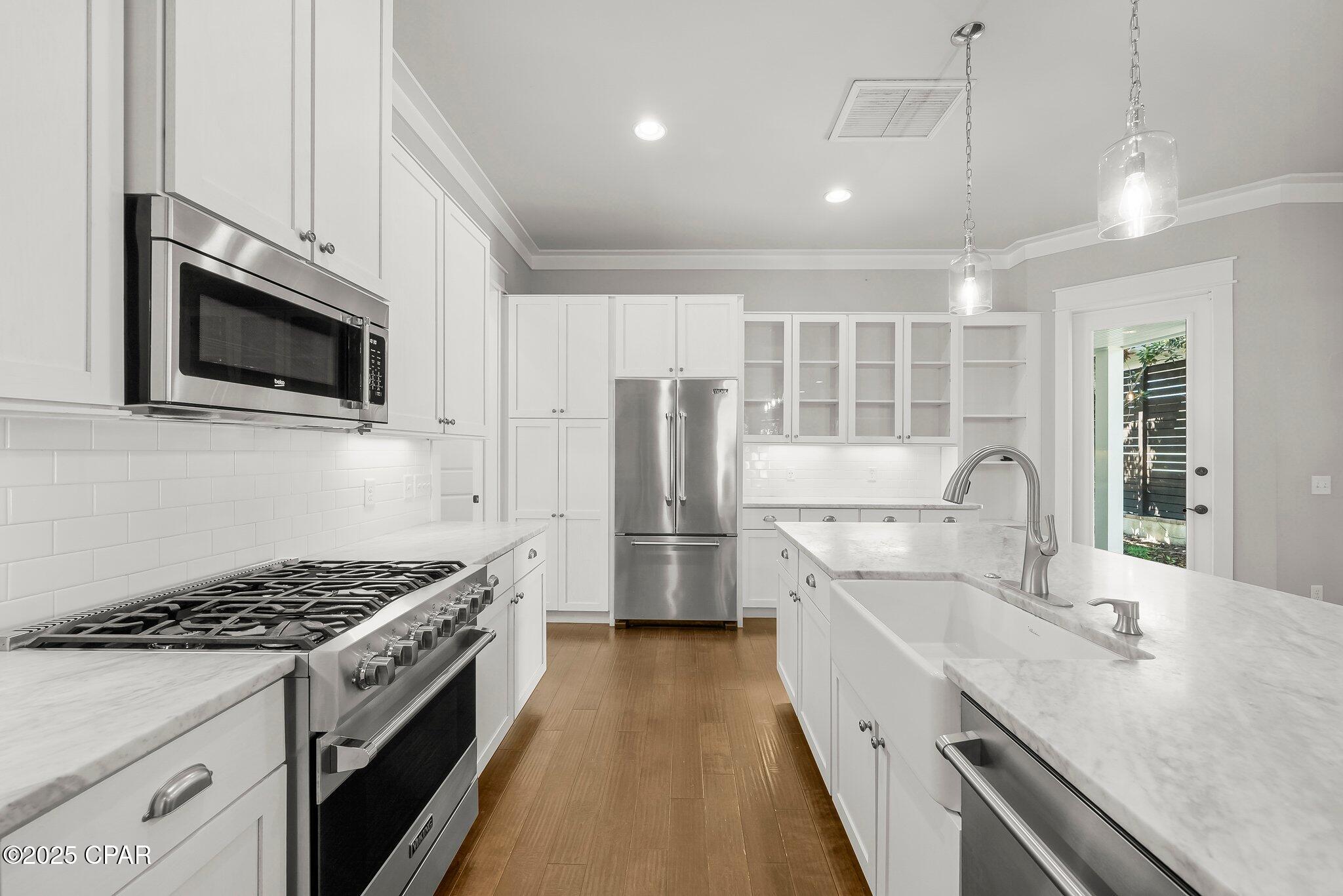 Listing photo id 10 for 403 Liverpool Avenue