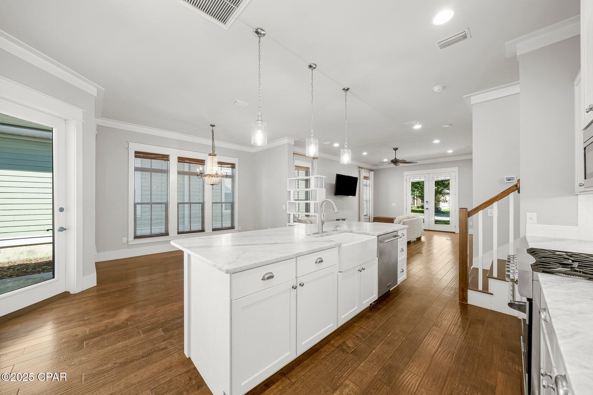 Listing photo id 11 for 403 Liverpool Avenue