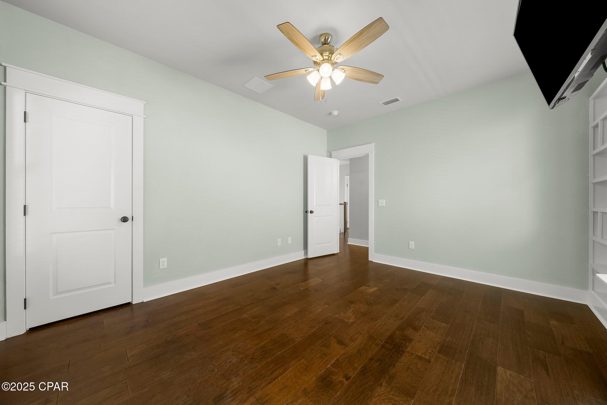 Listing photo id 35 for 403 Liverpool Avenue