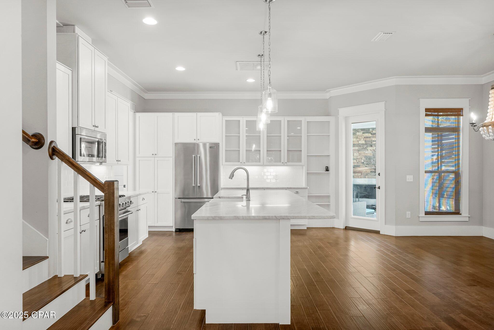 Listing photo id 8 for 403 Liverpool Avenue