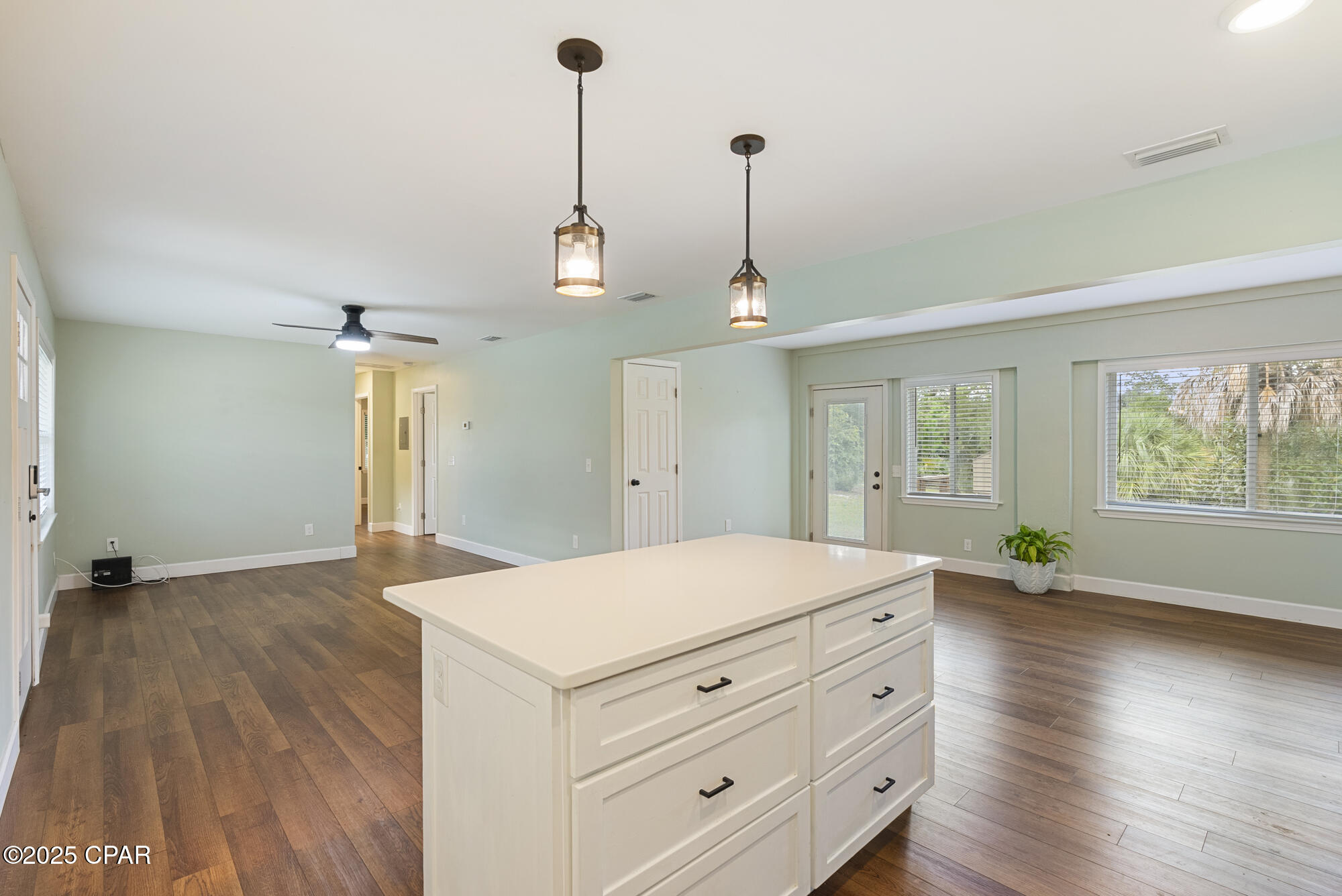 Listing photo id 11 for 905 2nd Plaza