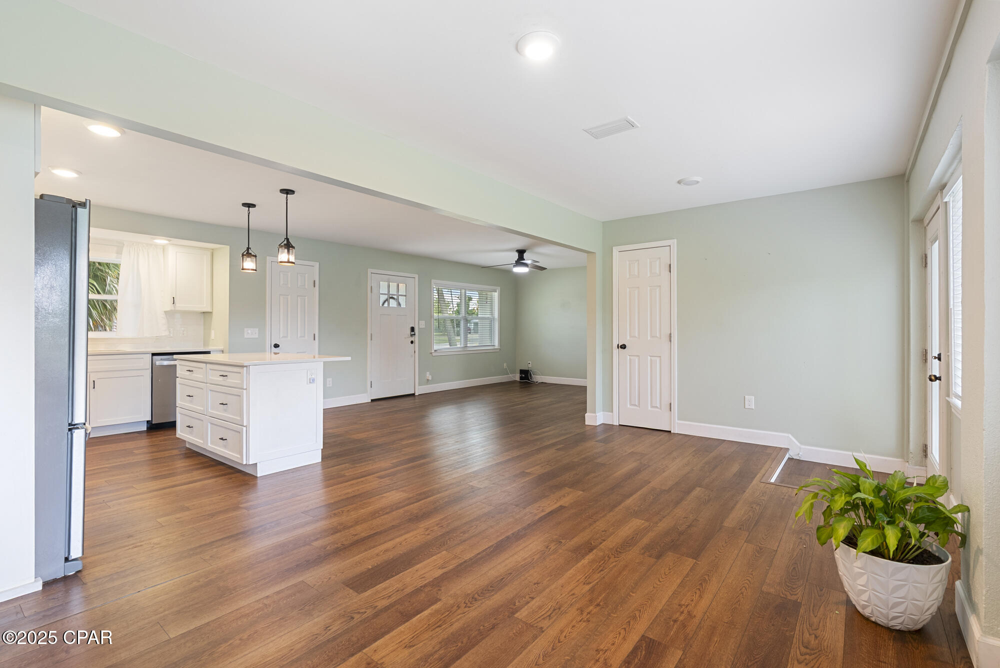 Listing photo id 13 for 905 2nd Plaza