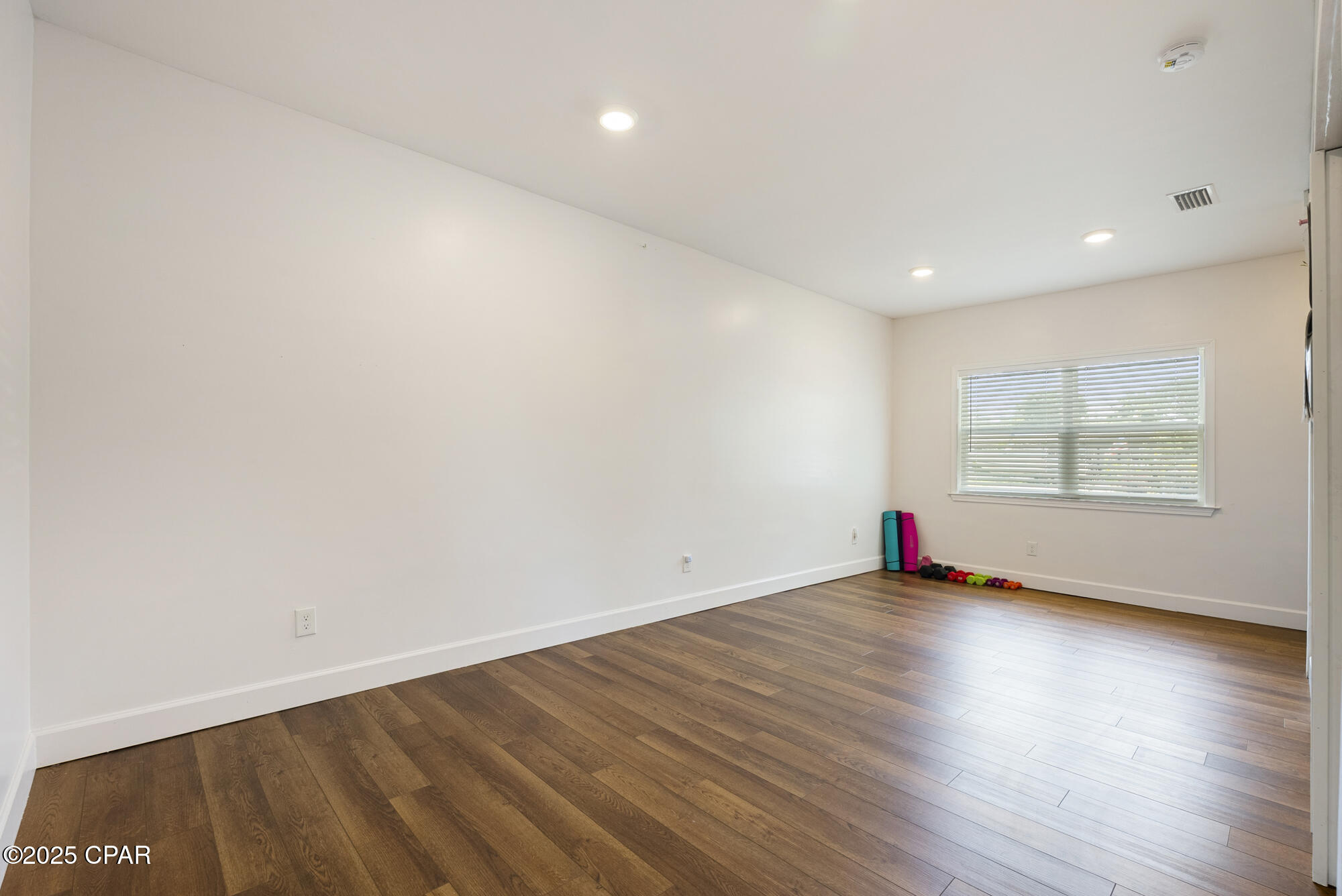 Listing photo id 26 for 905 2nd Plaza