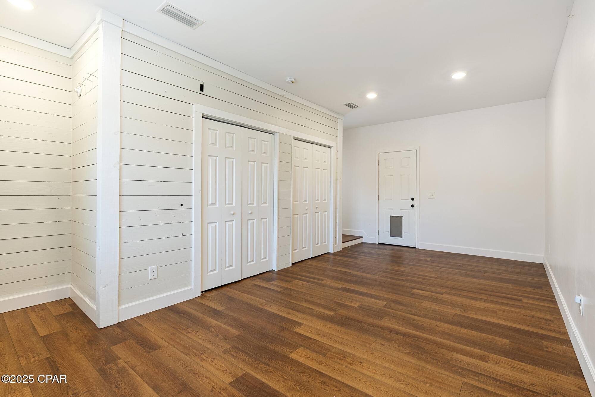 Listing photo id 28 for 905 2nd Plaza