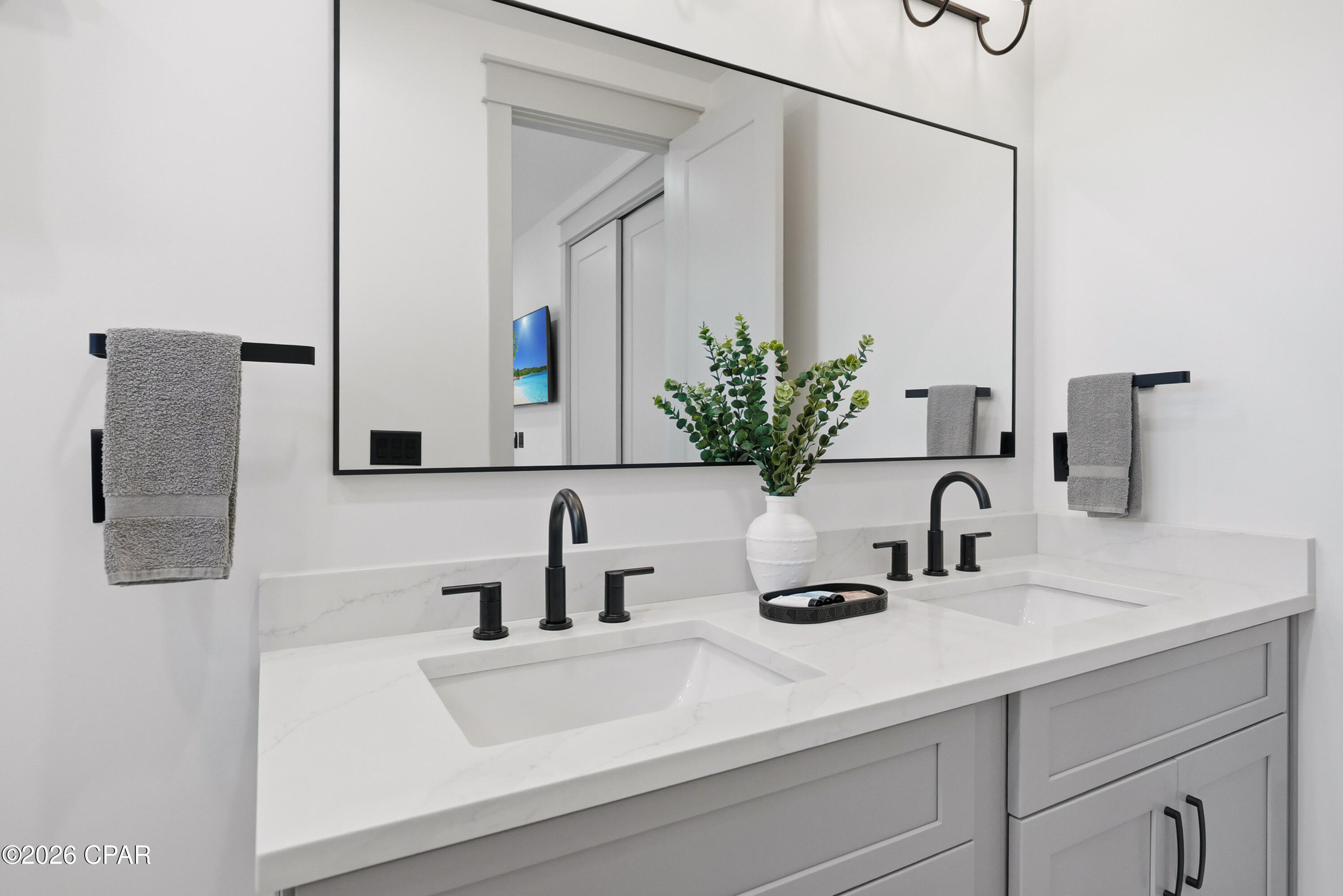 Listing photo id 77 for 5237 Thomas Drive A&b