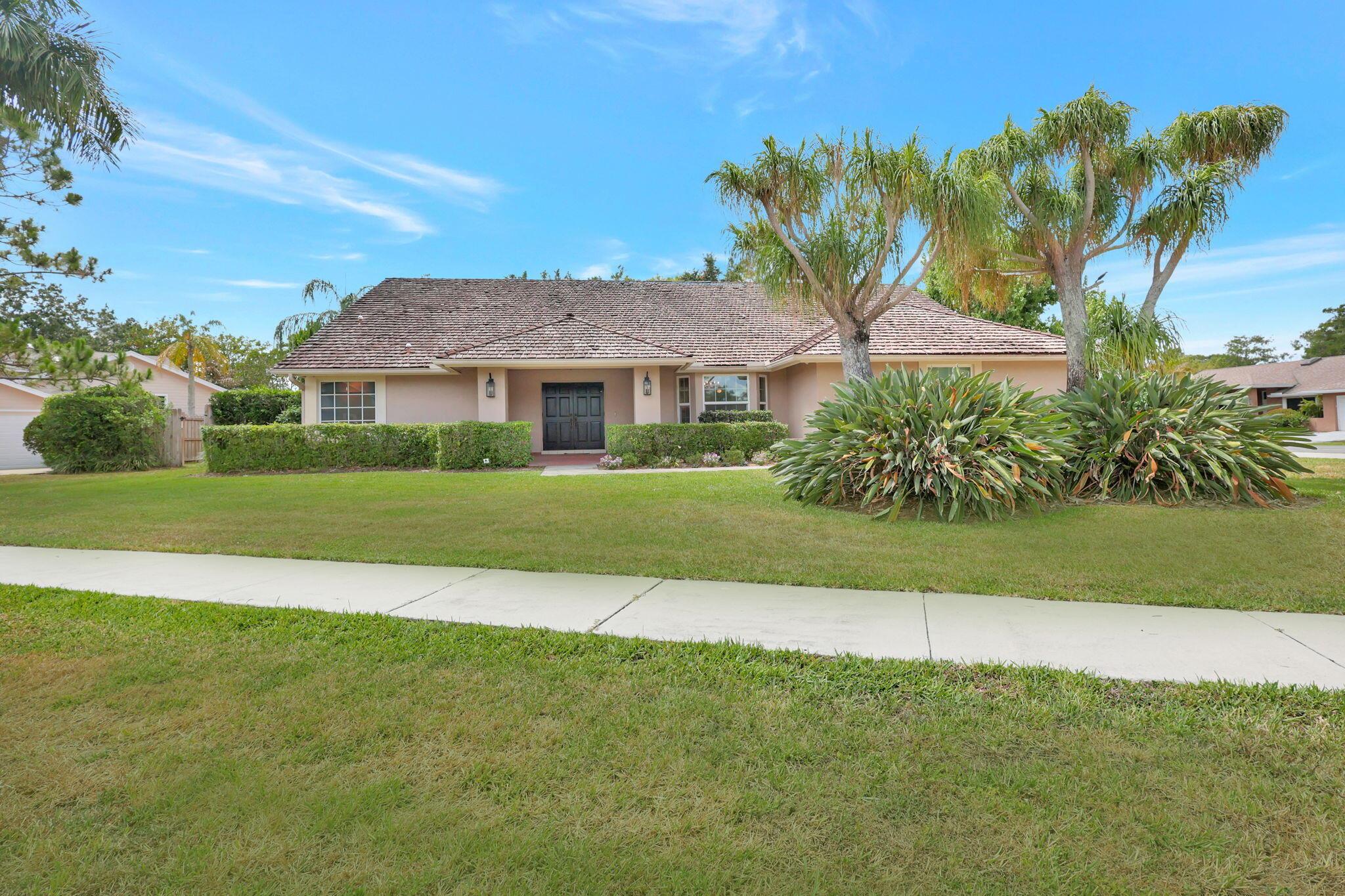 House for Sale in Wellington, FL