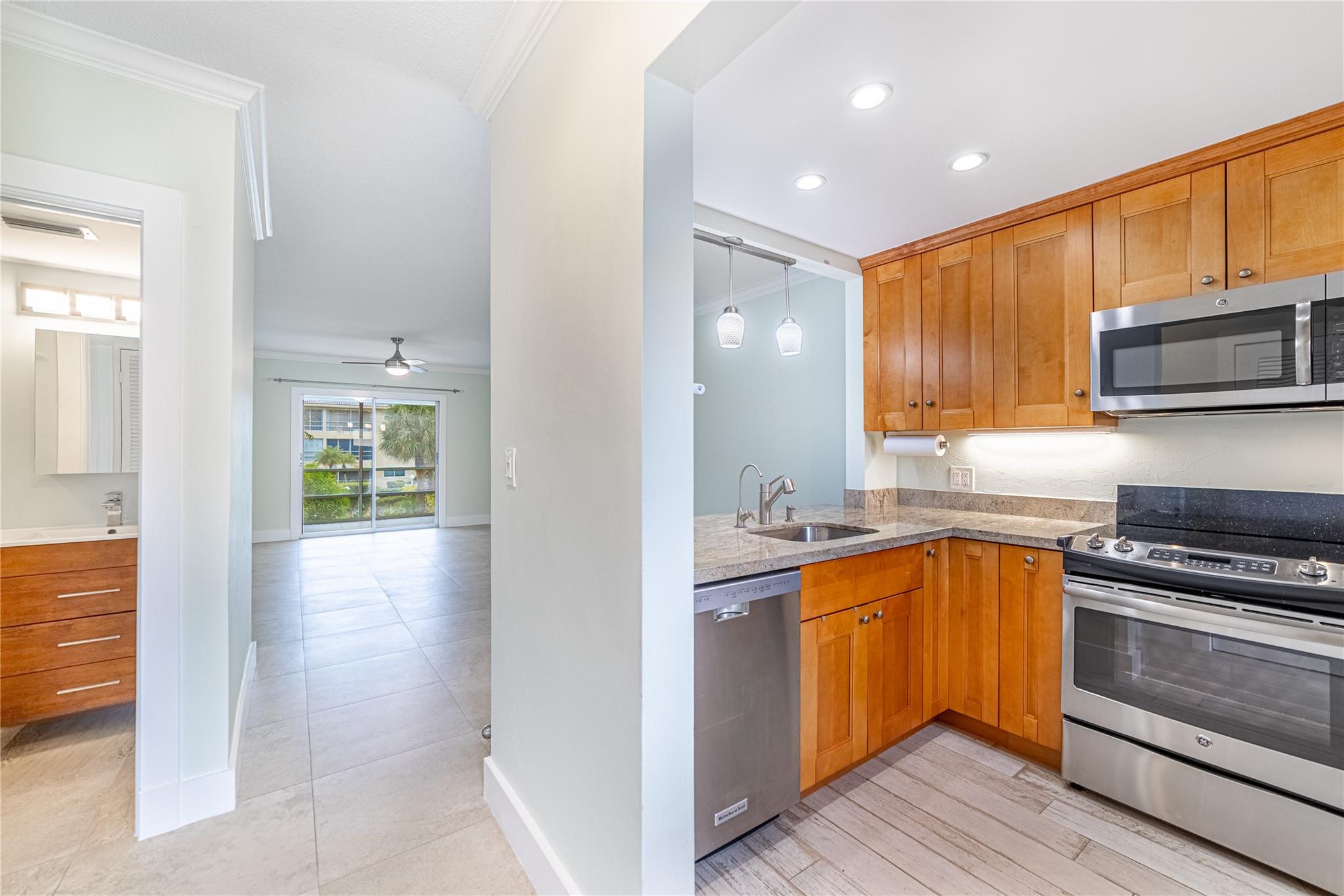 Homes for sale in Lighthouse Point, FL | 1951 Ne 39Th St #256, Lighthouse Point, FL 33064 | MLS# F10521404