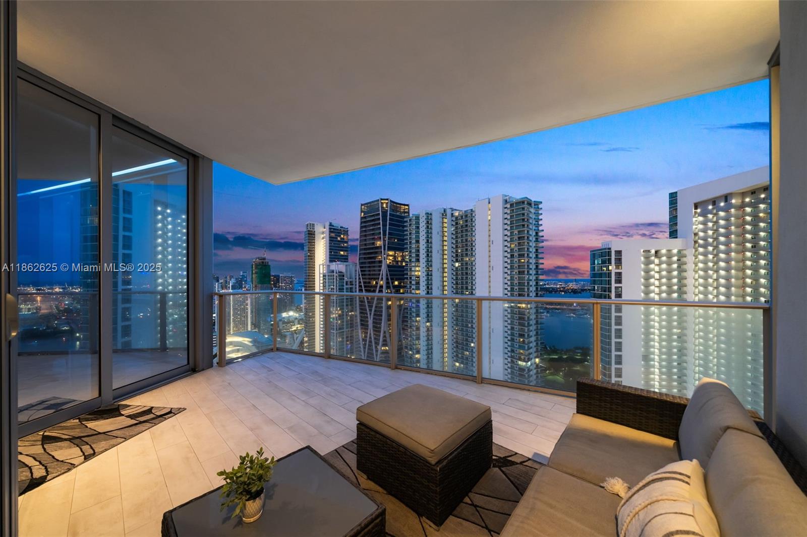 Apartamento à Venda em Miami, FL
