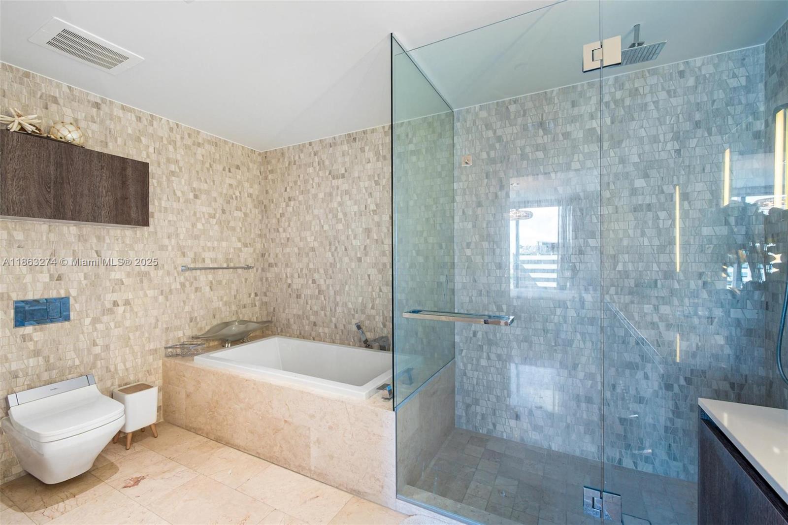 88 SW 7th St #1812, Miami FL 33130
