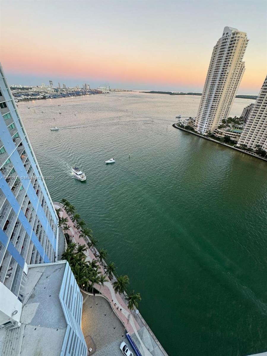 325 Biscayne Blvd #25, Miami FL 33131