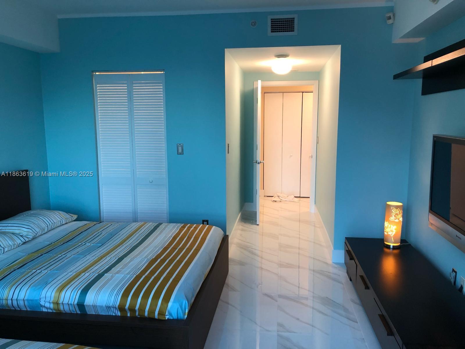 325 Biscayne Blvd #25, Miami FL 33131