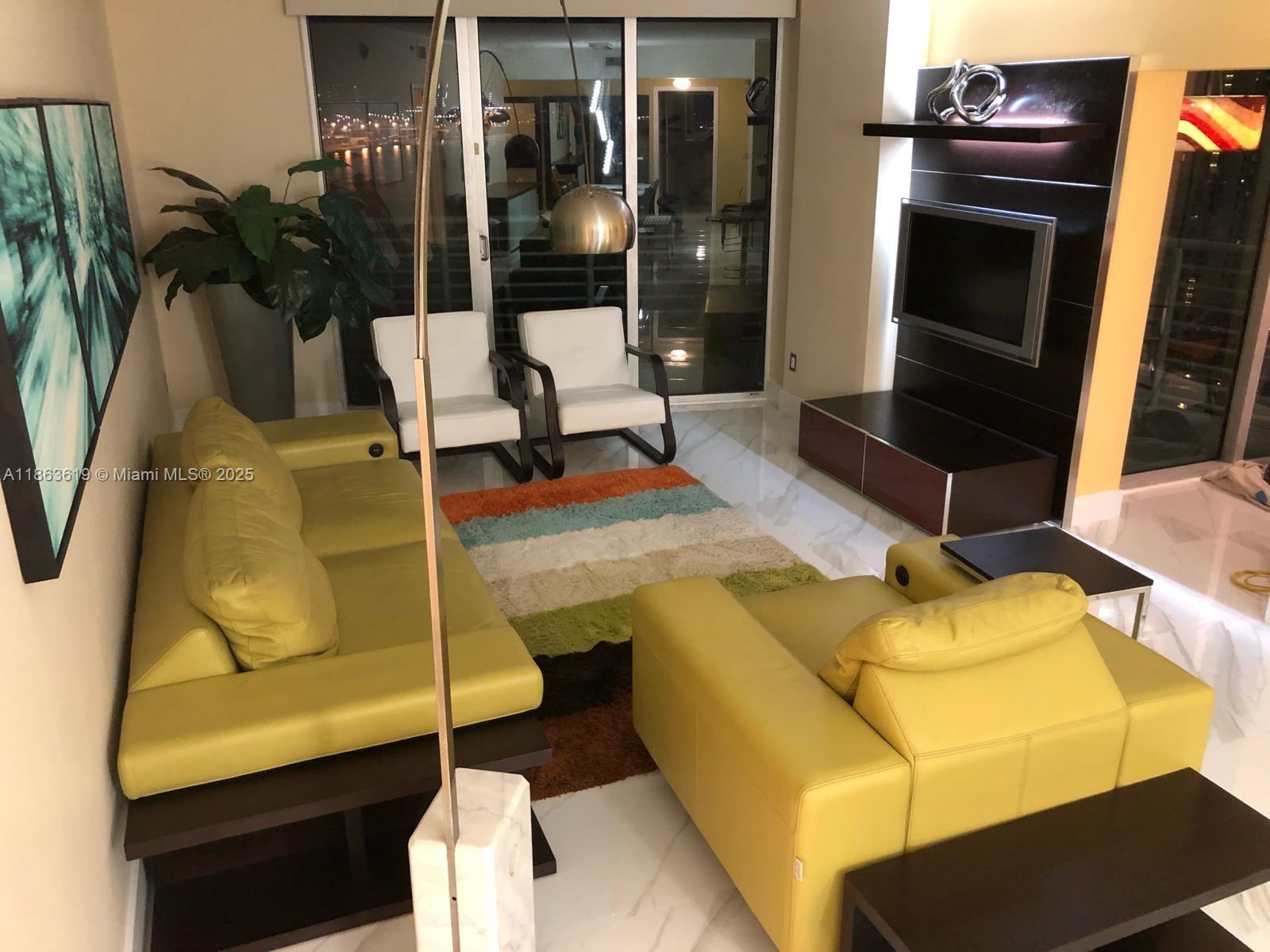325 Biscayne Blvd #25, Miami FL 33131