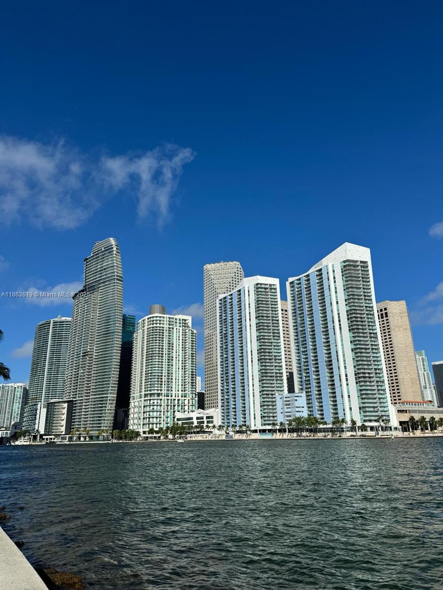 325 Biscayne Blvd #25, Miami FL 33131