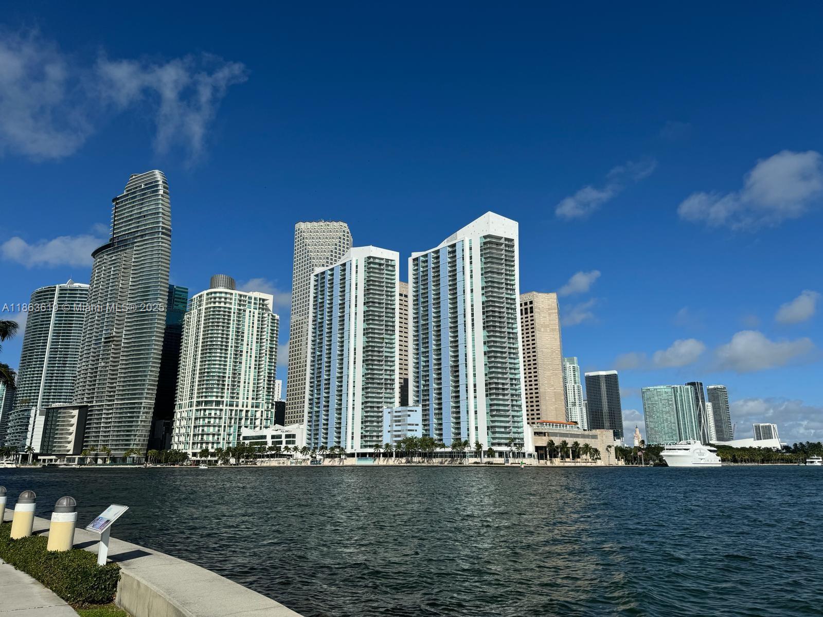 325 Biscayne Blvd #25, Miami FL 33131