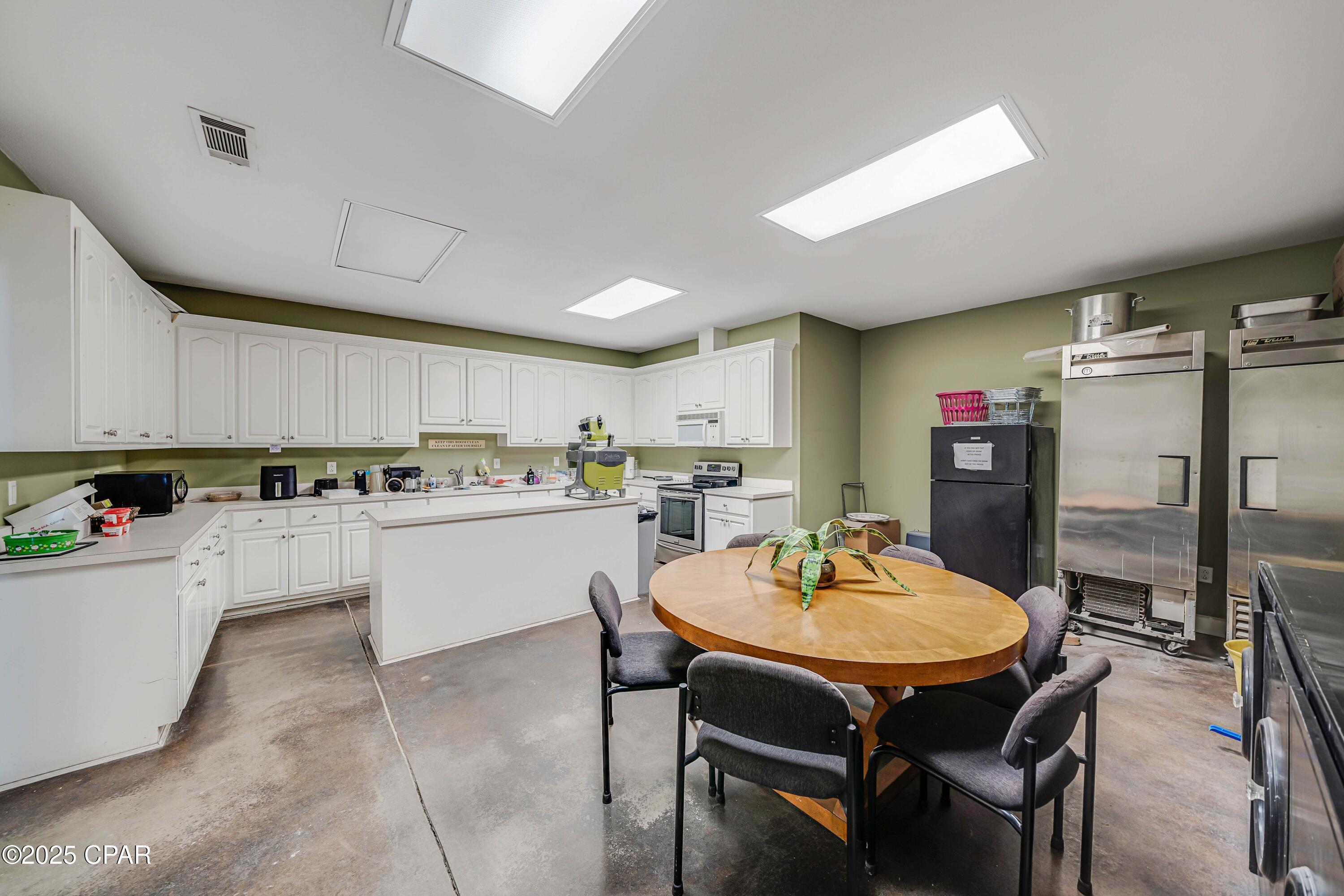 Listing photo id 46 for 17687 Ashley Drive