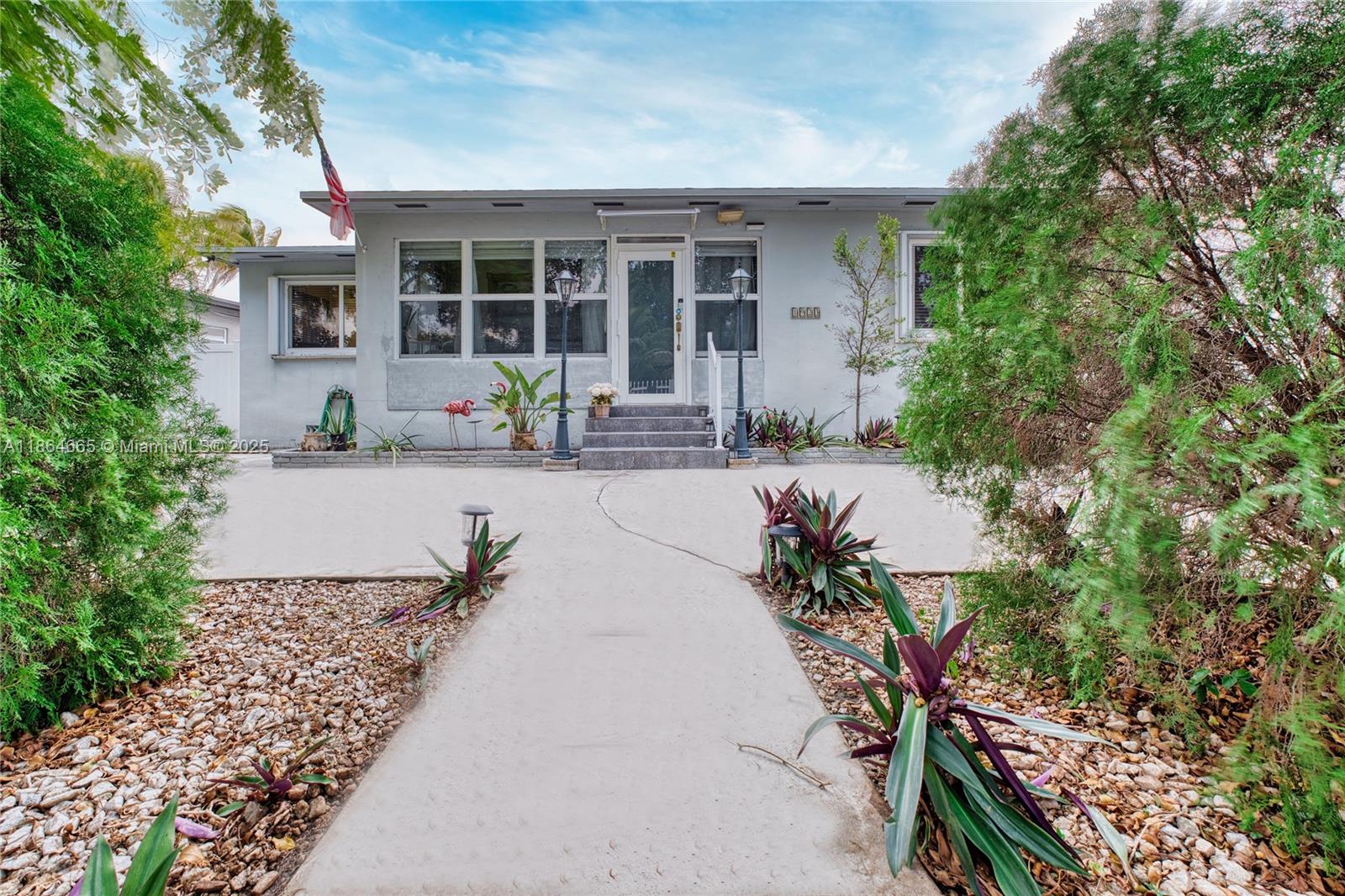 Hollywood South Side Add