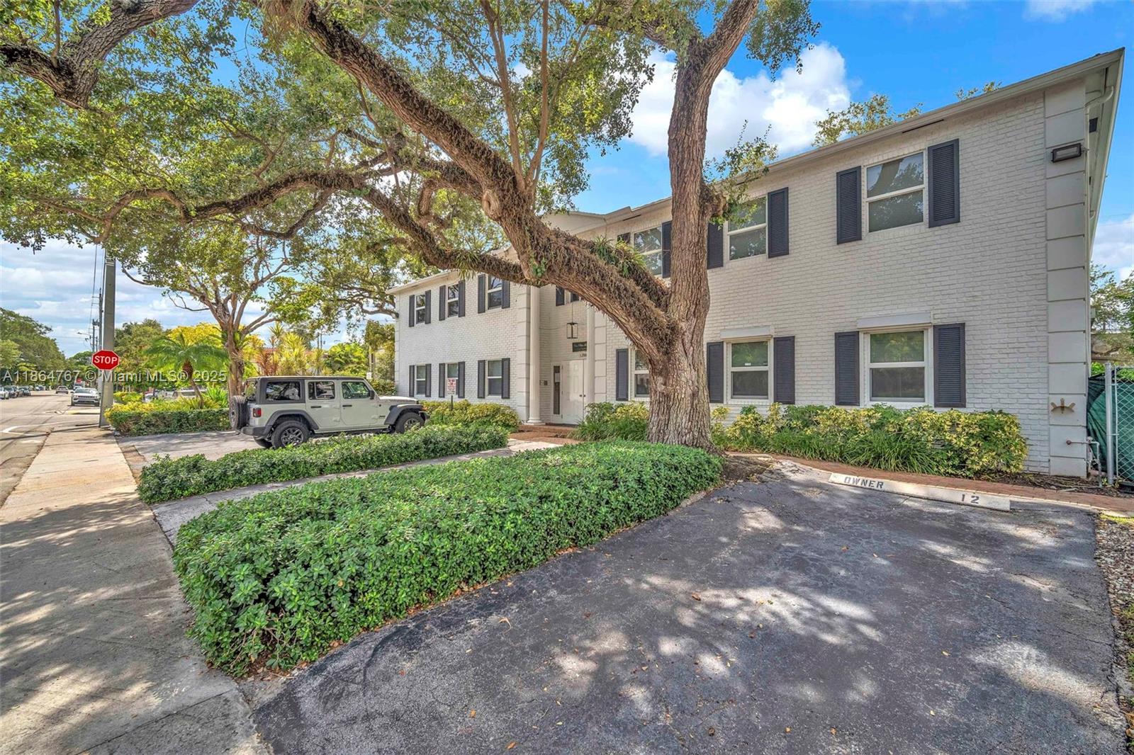 Las Olas Manor 1 Condo