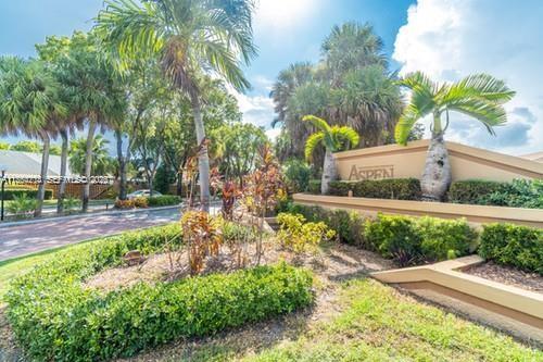 Country Lake Manors Townh