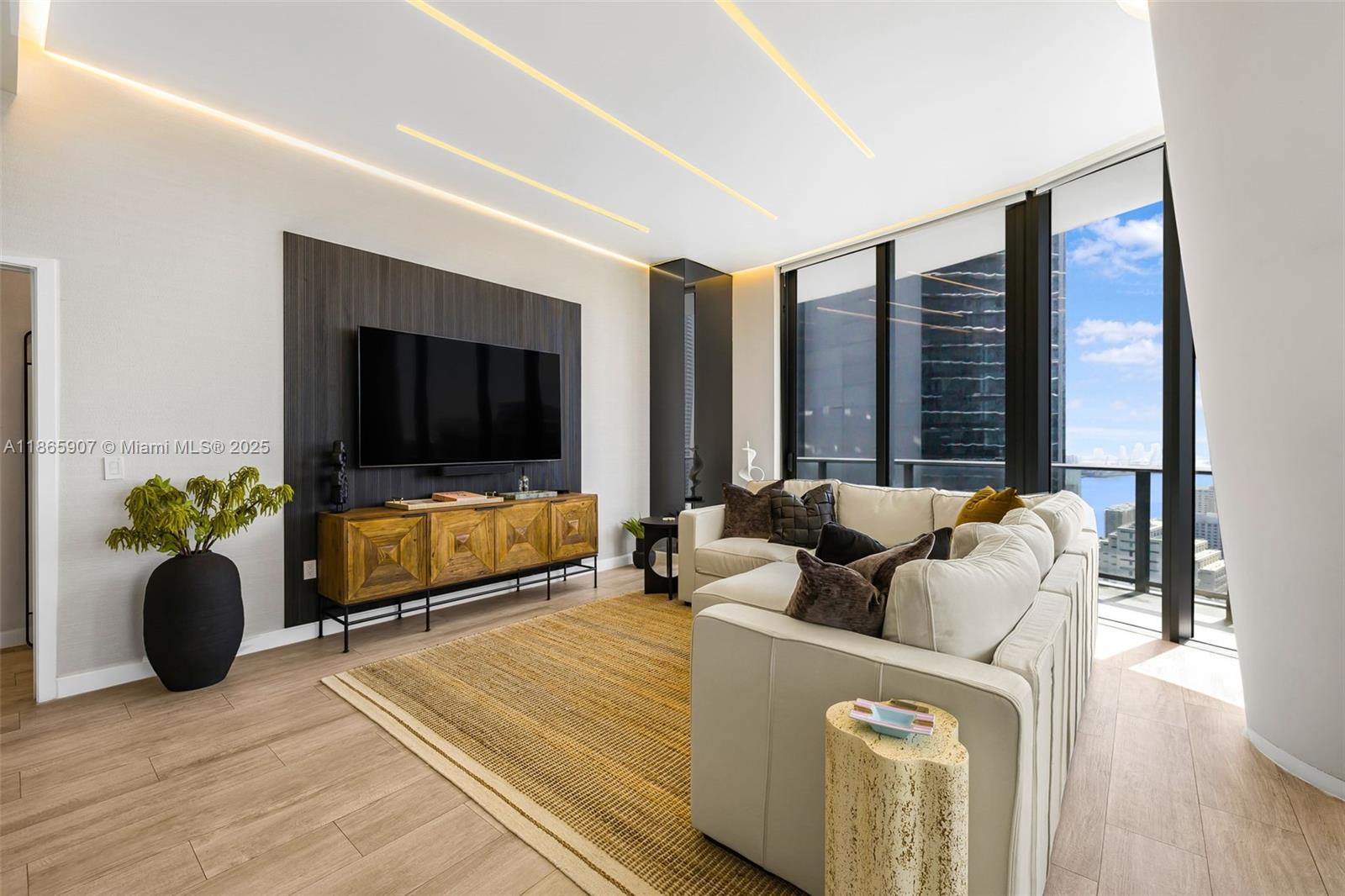 45 SW 9th St #4603, Miami FL 33130