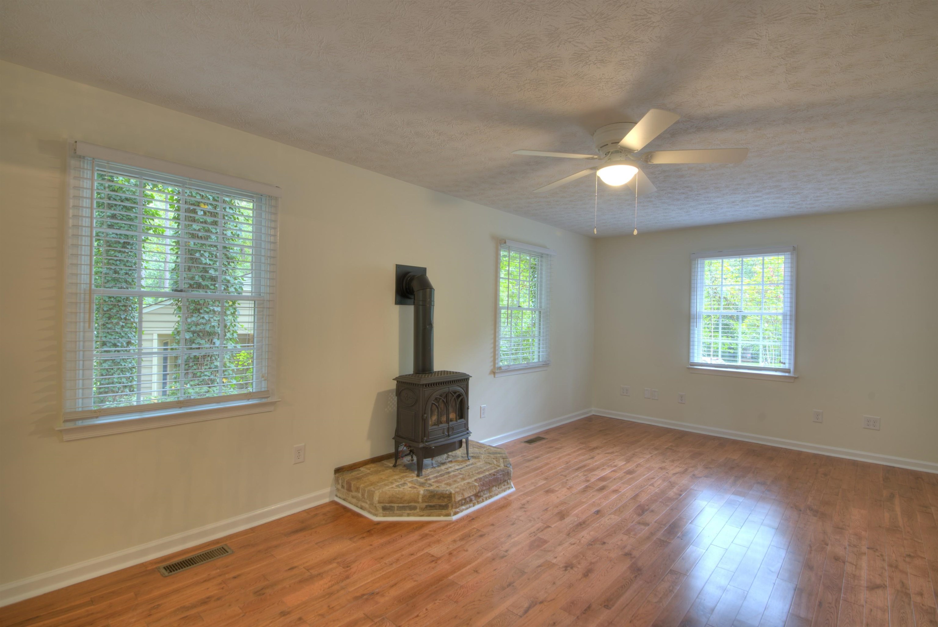5547 Brookwood Rd